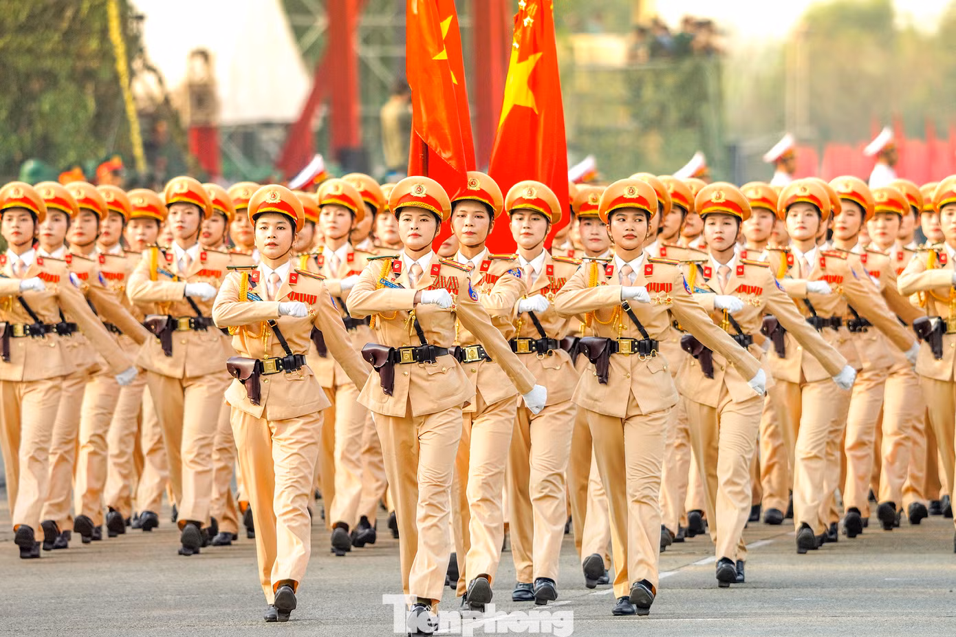 Theo kế hoạch, lễ diễu binh, diễu hành cấp quốc gia kỷ niệm 50 năm Ngày Giải phóng hoàn toàn miền Nam, thống nhất đất nước chính thức diễn ra vào 6h30 ngày 30/4, cùng thời điểm với lễ kỷ niệm.