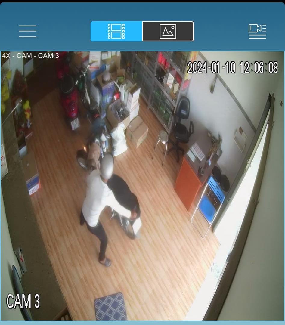 Lúc này, một nam thanh niên đậu xe đứng ngoài, người còn lại tiếp cận xe máy đậu trong cửa hàng. Lúc này, một nam thanh niên đậu xe đứng ngoài, người còn lại tiếp cận xe máy đậu trong cửa hàng.