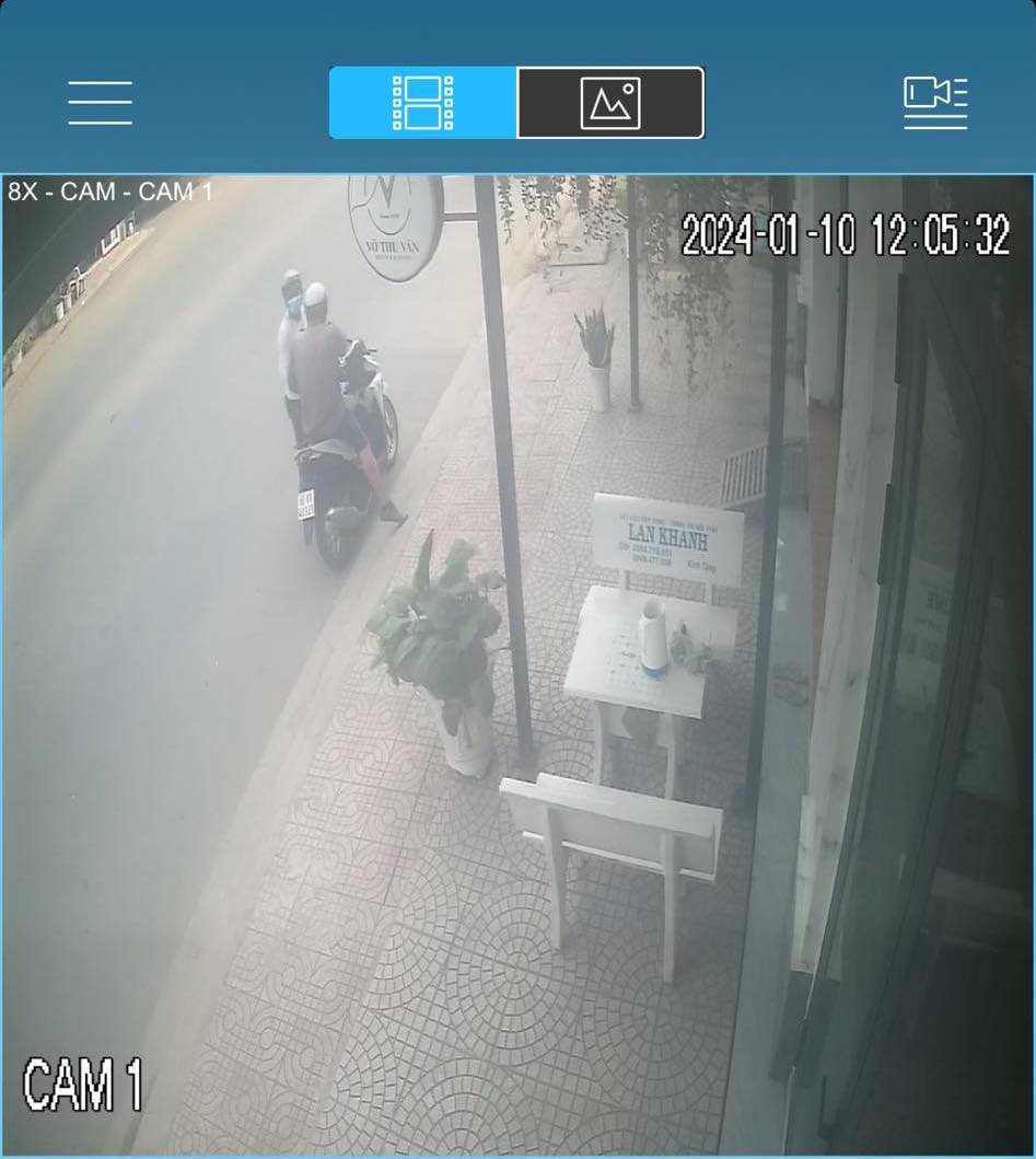 Hai tên trộm canh sơ hở chủ nhà, đột nhập vào định lấy chiếc xe máy bỏ chạy nhưng bất thành do chiếc xe có hệ thống chống trộm. Hai tên trộm canh sơ hở chủ nhà, đột nhập vào định lấy chiếc xe máy bỏ chạy nhưng bất thành do chiếc xe có hệ thống chống trộm.