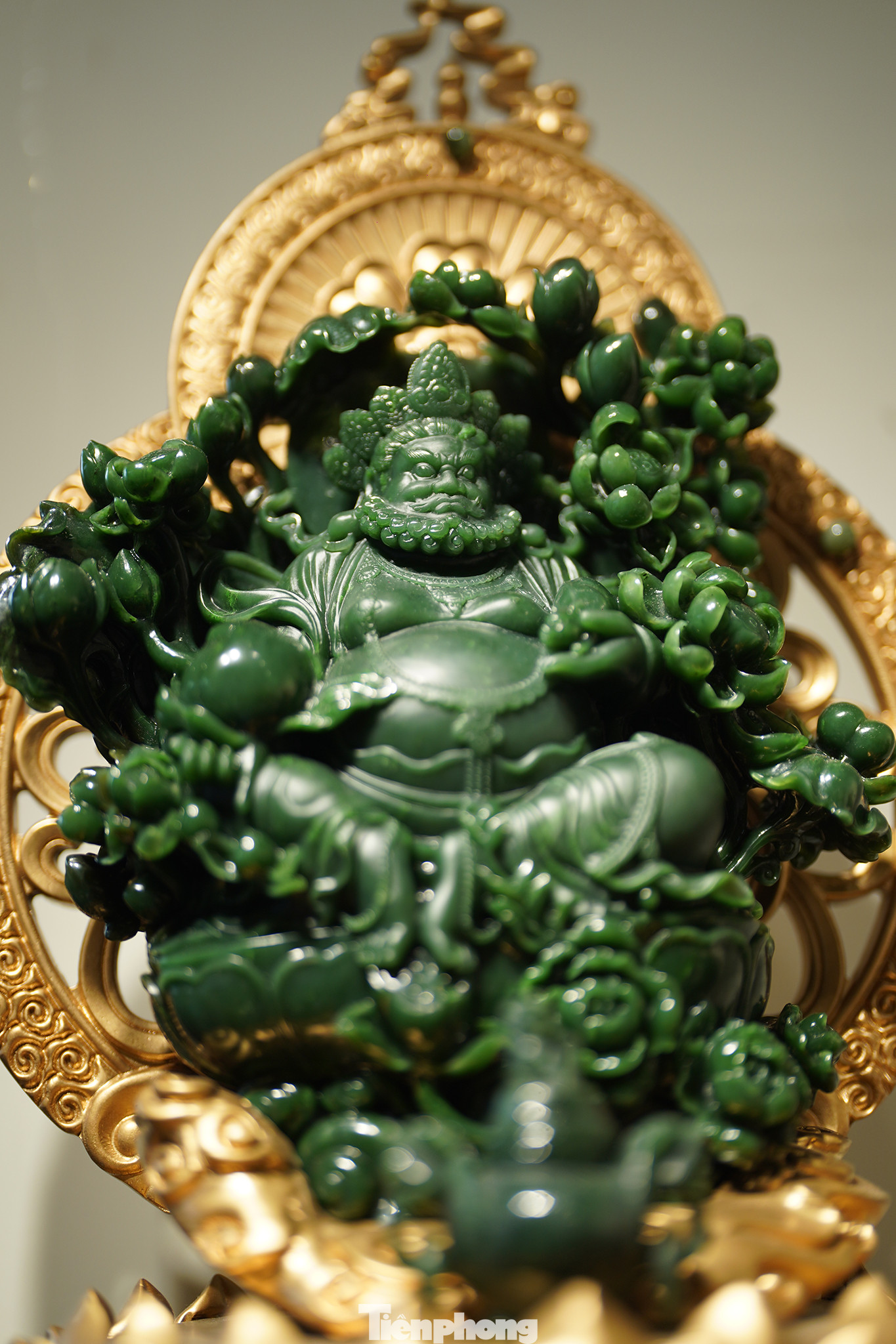 Với tác phẩm ngài Dzambala, Khoa có cơ duyên được khối ngọc bích Canada nguyên khối to và đồng chất đồng màu.