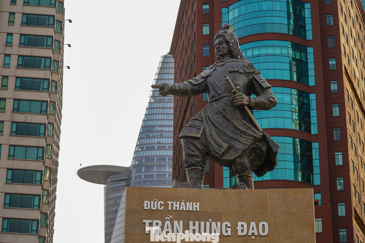 Trước đó, các đơn vị cũng thống nhất sửa chữa theo nguyên tắc không làm thay đổi đặc điểm tạo hình, màu sắc của bệ tượng, thân tượng và thống nhất sửa chữa theo kiến nghị của đơn vị kiểm định. Riêng việc đục bỏ lớp vữa trát hiện hữu sẽ không được thực hiện vì sẽ làm thay đổi tạo hình tượng. Trước đó, các đơn vị cũng thống nhất sửa chữa theo nguyên tắc không làm thay đổi đặc điểm tạo hình, màu sắc của bệ tượng, thân tượng và thống nhất sửa chữa theo kiến nghị của đơn vị kiểm định. Riêng việc đục bỏ lớp vữa trát hiện hữu sẽ không được thực hiện vì sẽ làm thay đổi tạo hình tượng.