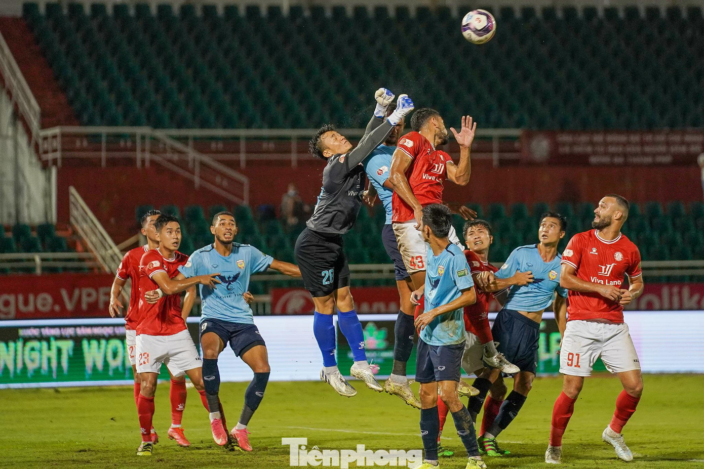 Trận đấu thứ 2 liên tiếp, HLV Trần Minh Chiến tin tưởng trao suất bắt chính cho thủ môn Bùi Tiến Dũng. Ở vòng đấu trước gặp HAGL, Bùi Tiến Dũng mắc sai lầm trong 1 bàn thua nhưng cũng không ít lần cứu thua cho đội nhà.