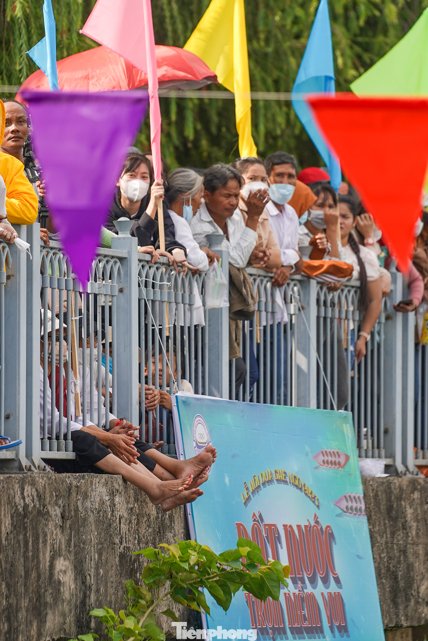 Người dân tham gia cổ vũ rất đông hai bên đường Trường Sa và Hoàng Sa.