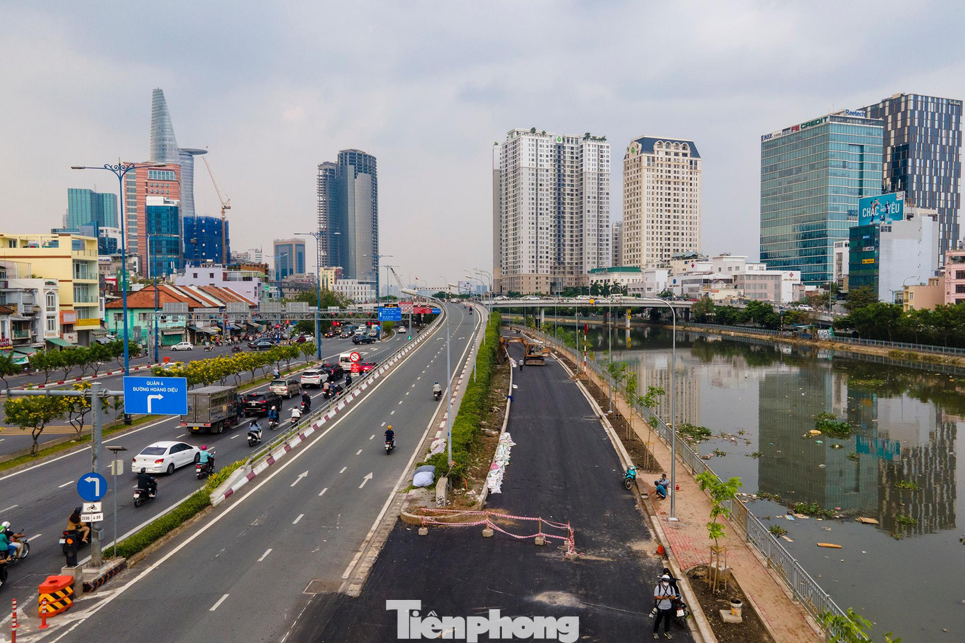 Tuyến đường song hành đại lộ Võ Văn Kiệt (quận 1, TPHCM) có chiều dài 615 m, rộng 7 m, nằm cặp bên đại lộ Võ Văn Kiệt, dọc theo bờ kênh Tàu Hủ và phía dưới cầu Calmette.