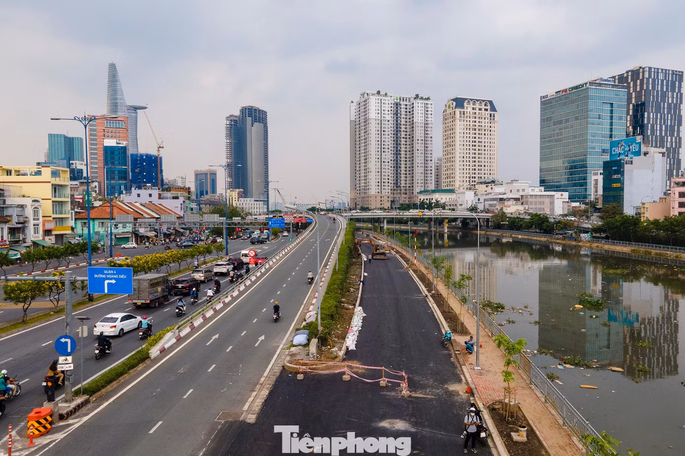 Tuyến đường song hành đại lộ Võ Văn Kiệt (quận 1, TPHCM) có chiều dài 615 m, rộng 7 m, nằm cặp bên đại lộ Võ Văn Kiệt, dọc theo bờ kênh Tàu Hủ và phía dưới cầu Calmette.