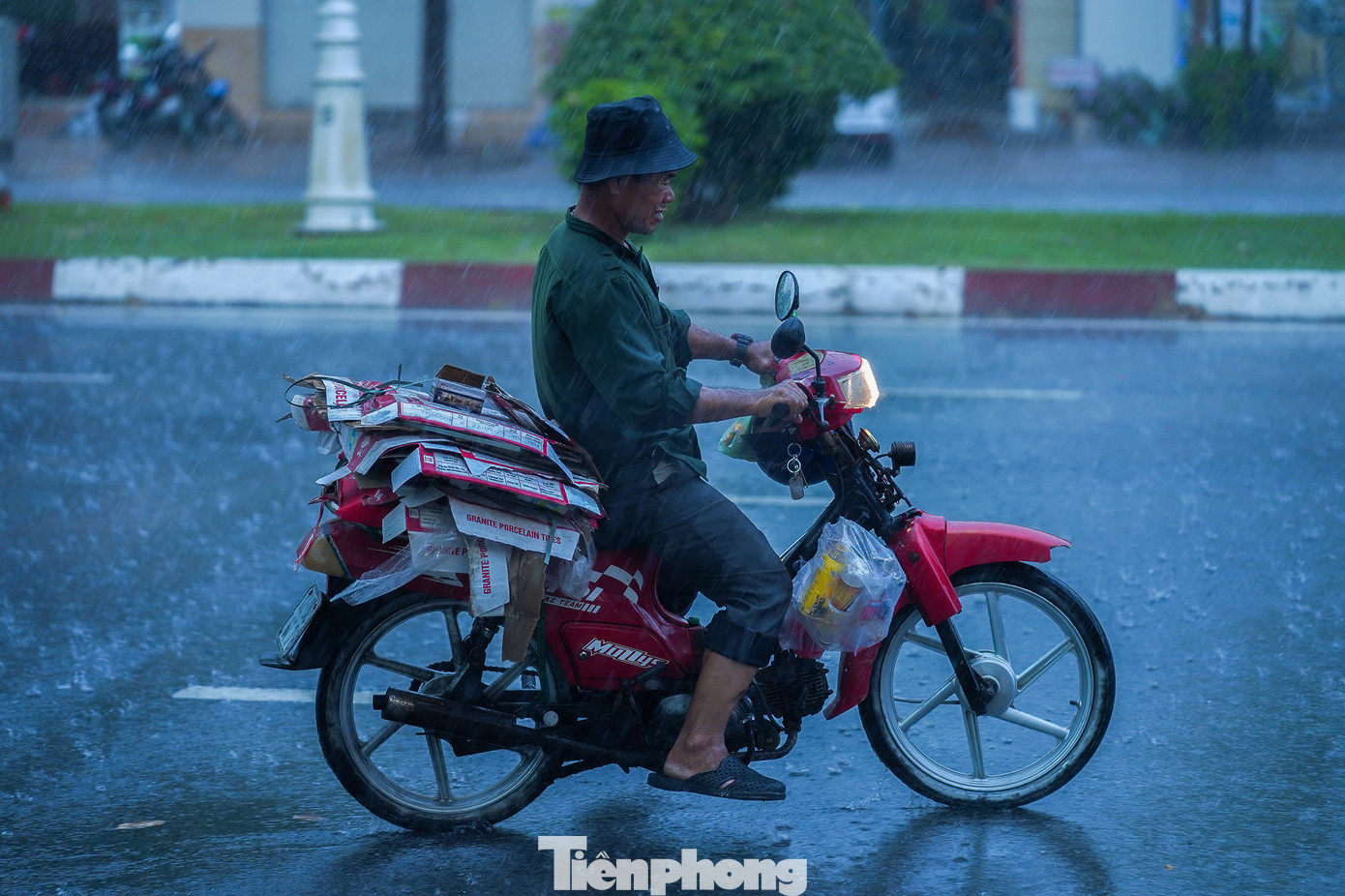 Nhiều người dân không chuẩn bị sẵn áo mưa đành phải dầm mình về nhà.