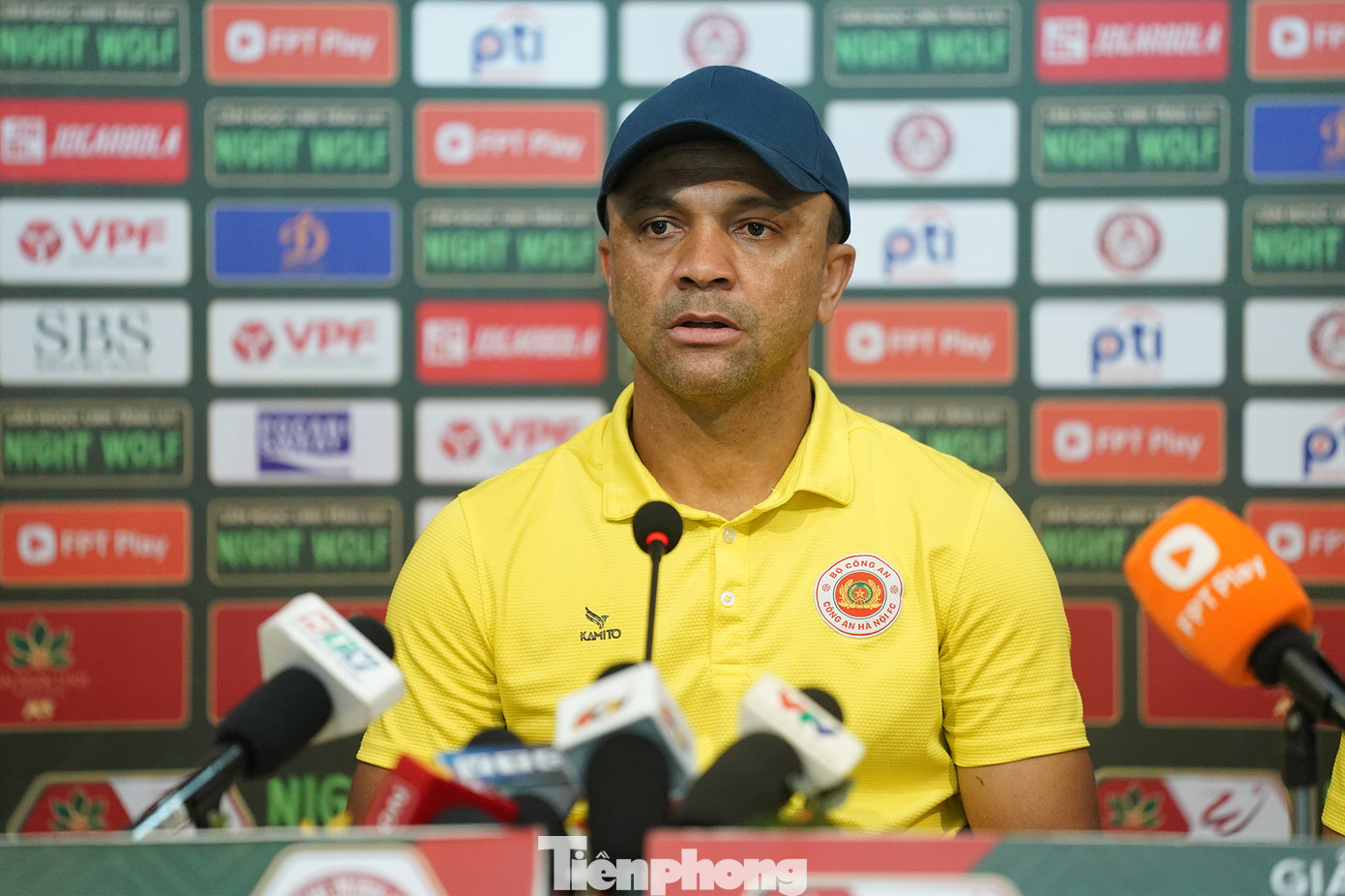 HLV trưởng Flavio Da Silva Cruz. HLV trưởng Flavio Da Silva Cruz.