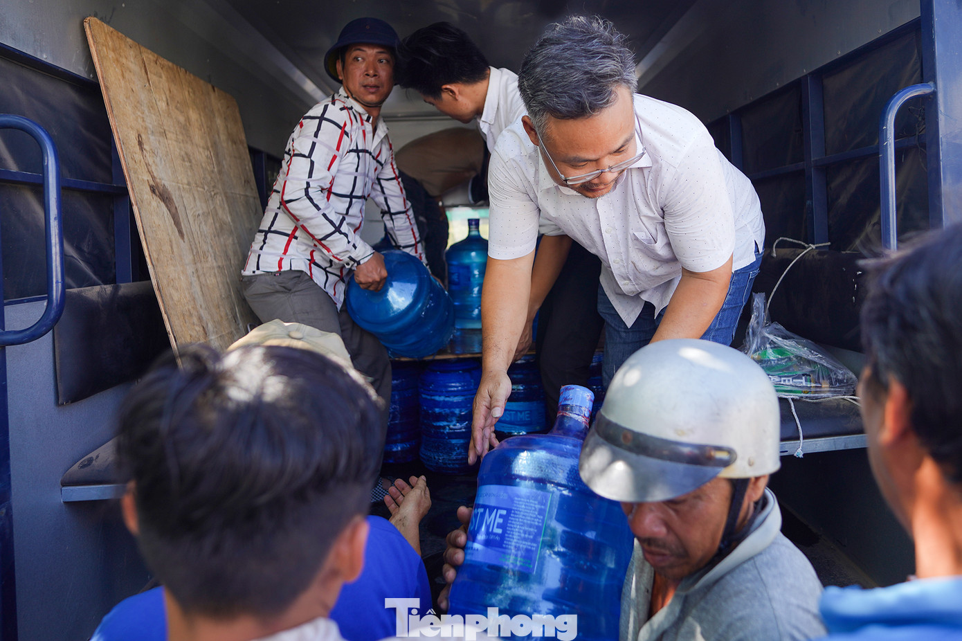 Mỗi người một bình chia nhau mang về nhà. “Hai ba tháng nay rồi, nhà tôi thiếu nước trầm trọng lắm. Từ tháng 2, sau tết tới giờ có miếng nước nào đâu, nhà tôi luôn trong tình trạng thiếu nước. Nhà tôi thì chở nước ngày nào xài ngày đó, mấy chú mạnh thường quân chở nước xuống nữa thì xin tiếp. Hôm nay, tôi xin được bình nước 20 lít này ưu tiên pha sữa cho con với nấu ăn”, chị Nguyễn Thị Ngọc Yến (ngụ ấp Tân Chánh, xã Tân Tập, huyện Cần Giuộc) kể.