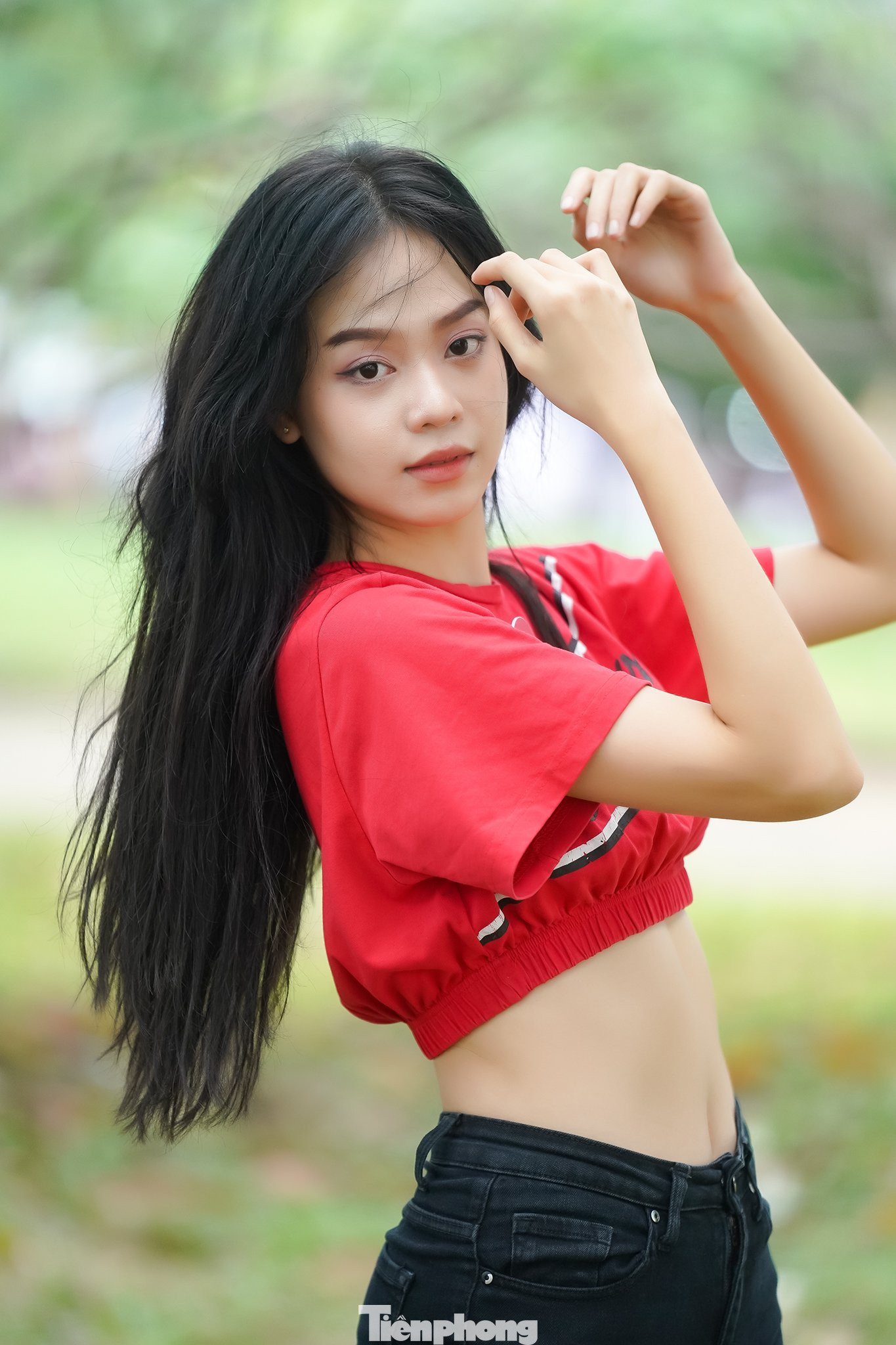 Do có kinh nghiệm làm mẫu ảnh, Thanh Thủy tự tin trong buổi chụp ảnh. Ngoài lợi thế hình thể, gương mặt bầu bĩnh và ánh mắt có hồn là điểm cộng của tân hoa hậu.