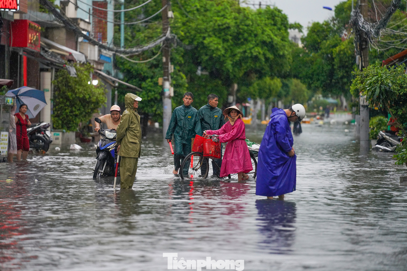 Ngã ba Dương Văn Cam- Đặng Thị Rành được lực lượng chức năng chốt chặn, cảnh báo không cho phương tiện di chuyển. Ngã ba Dương Văn Cam- Đặng Thị Rành được lực lượng chức năng chốt chặn, cảnh báo không cho phương tiện di chuyển.