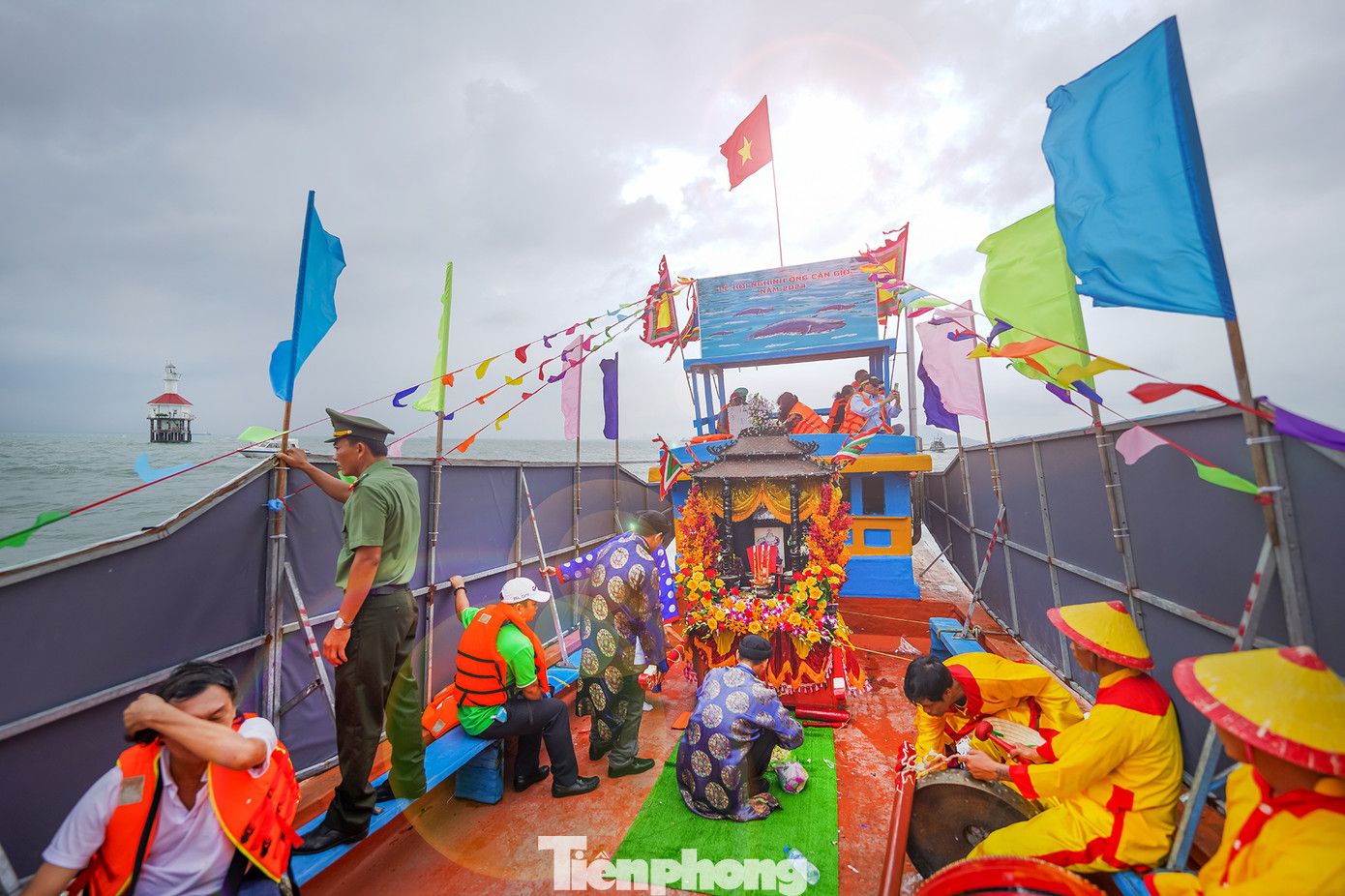 "Ghe Nghinh Ông được trang trí lộng lẫy. Địa điểm Nghinh Ông trên biển là tam giang khẩu, tức là nơi giáp nhau của ba con nước (cách bờ biển khoảng 4 hải lý, 1 hải lý = 1,8 km, ngay vị trí nhà đèn của biển). Các ghe tàu đánh bắt tại địa phương về dự lễ đã neo đậu sẵn trên bờ biển, trên ghe giăng đèn, kết hoa, treo cờ màu sắc rực rỡ và trước mỗi ghe đều bày mâm lễ vật để chuẩn bị ra khơi cúng Ông", ông Trần Thanh Sơn, Vạn phó Hội Vạn lạch thị trấn Cần Thạnh chia sẻ.