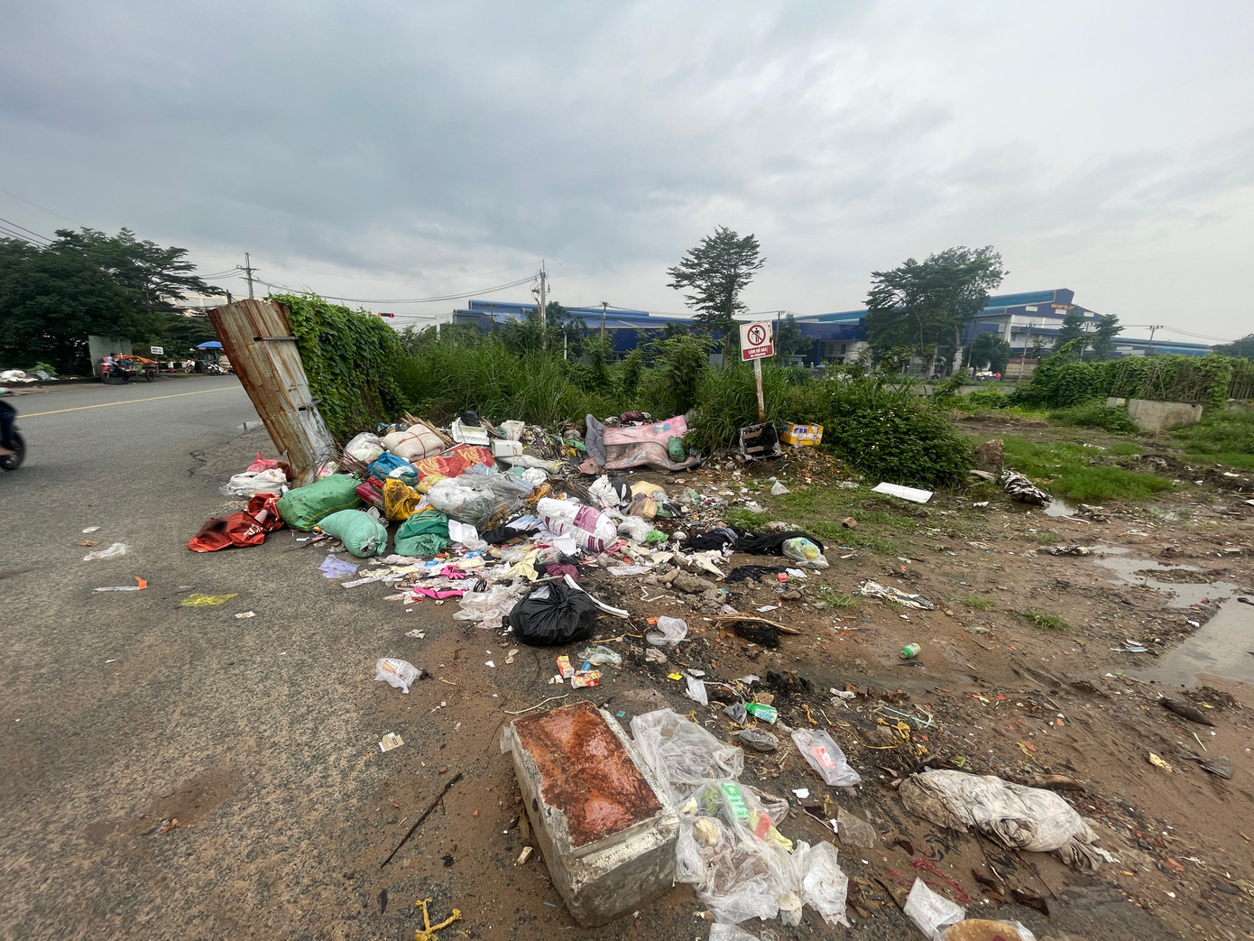 Rác chắn lối vào công trường xây dựng bờ kè kênh Tham Lương. Rác chắn lối vào công trường xây dựng bờ kè kênh Tham Lương.