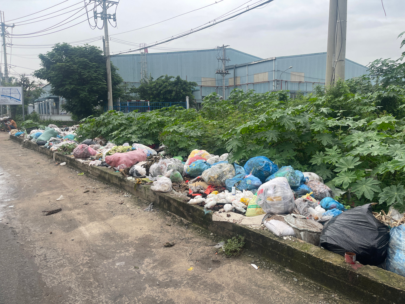 Bãi rác hướng nhìn từ phía phường Bình Hưng Hoà (quận Bình Tân) về phường Sơn Kỳ (quận Tân Phú). Sau khi tiếp nhận thông tin phản ánh của báo Tiền Phong, UBND phường Bình Hưng Hoà đã tổ chức xử lý bãi rác tự phát.