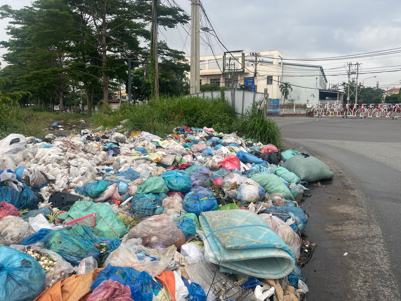 Đoạn rẽ từ đường CN1 về đường M1 ngập rác. Đoạn rẽ từ đường CN1 về đường M1 ngập rác.