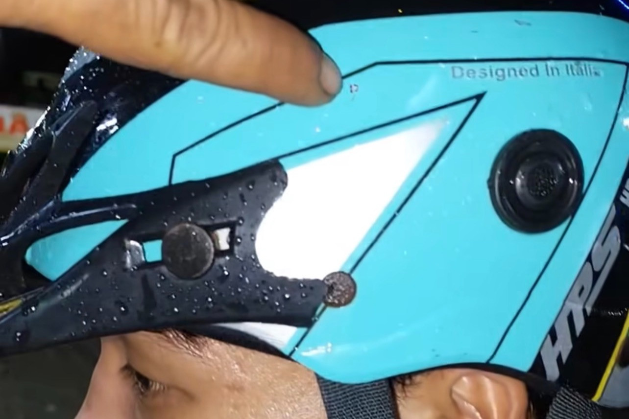 Vết trầy trên nón bảo hiểm nghi do đạn súng hơi bắn