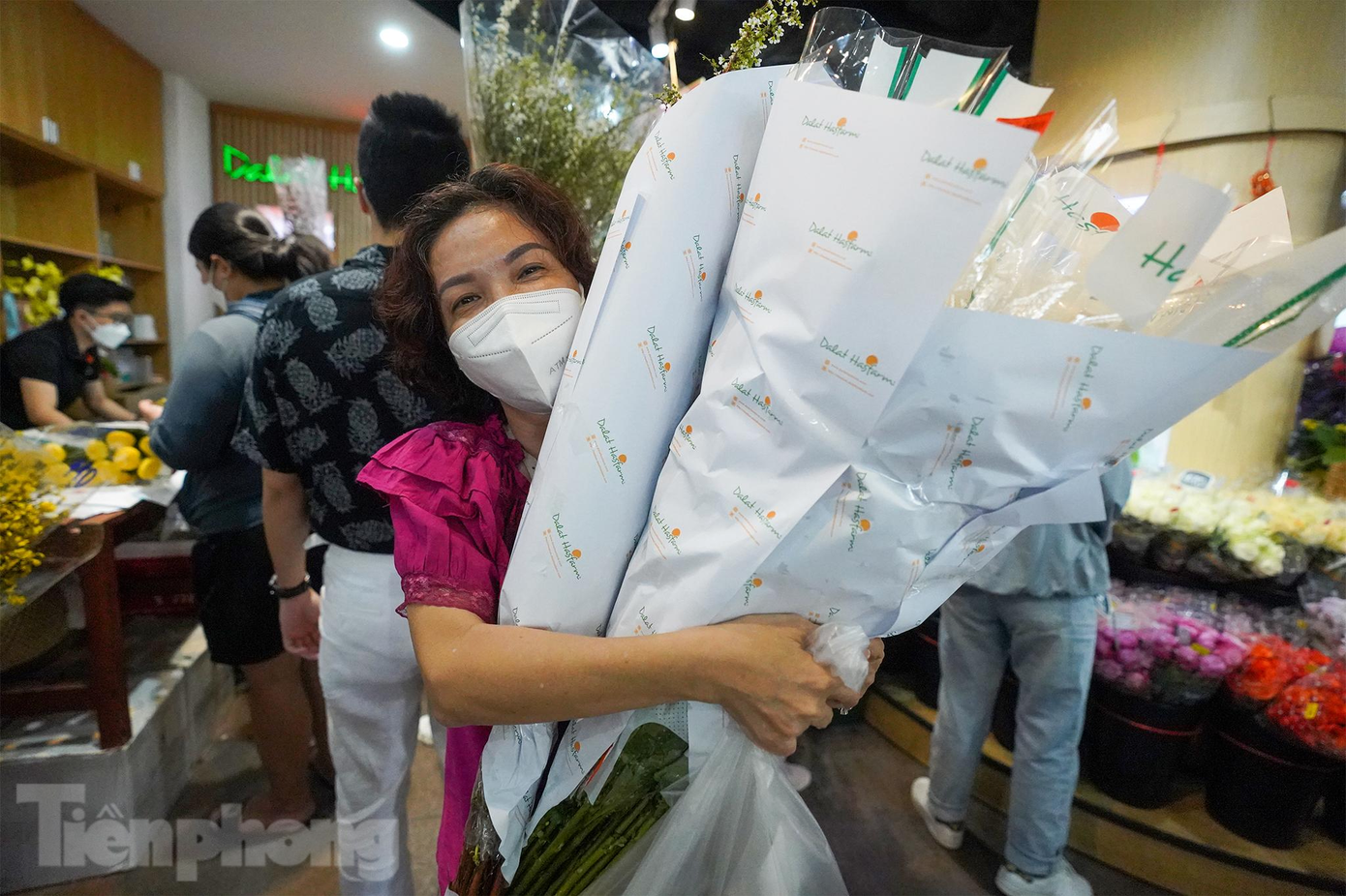 "Lúc nãy tôi tìm được một bó ưng mắt, đang hỏi giá thì có người mua mất. Mấy ngày này ưng là lấy ngay, loay hoay là người khác lấy mất. Hết chỗ này gần hai triệu, cũng trưng được mùa tết", vị khách này chia sẻ.