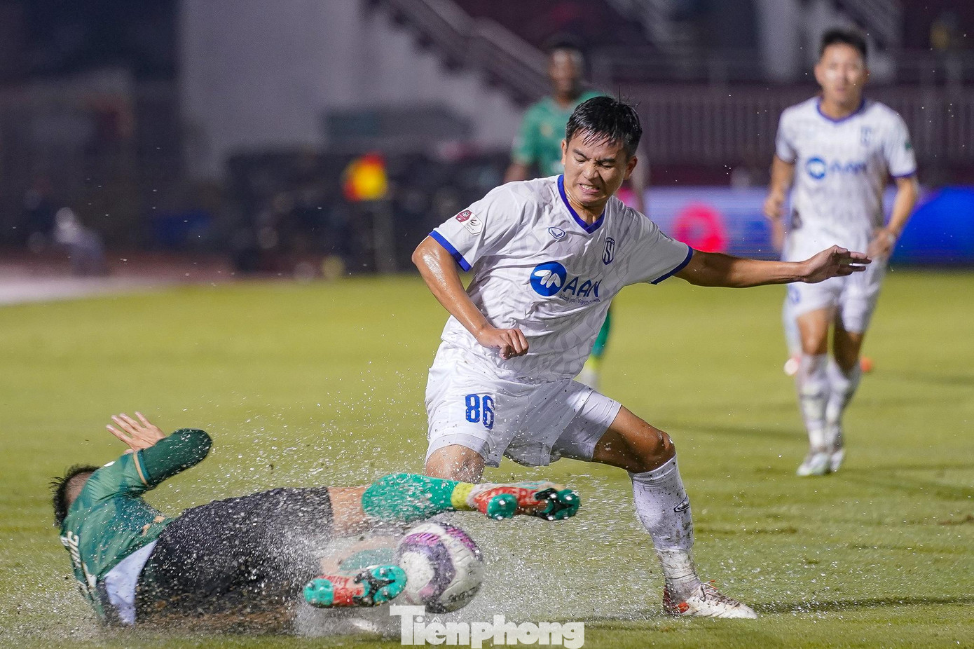 Đội bóng xứ Nghệ đã xóa tan hoài nghi về động lực thi đấu khi vẫn chơi rất nhiệt tình hòng kiếm bàn gỡ ở những phút cuối và được đền đáp xứng đáng. Văn Đức cùng Olaha phối hợp cực ăn ý, xé toang hàng thủ khá đông đảo của đội chủ nhà.