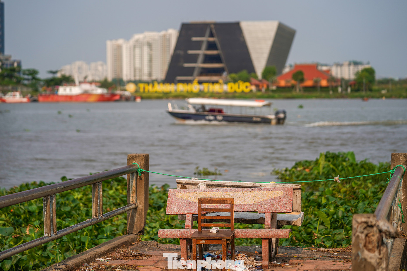 Hiện tại, bến Bạch Đằng vẫn còn một số đoạn chờ xử lý, chỉnh trang.