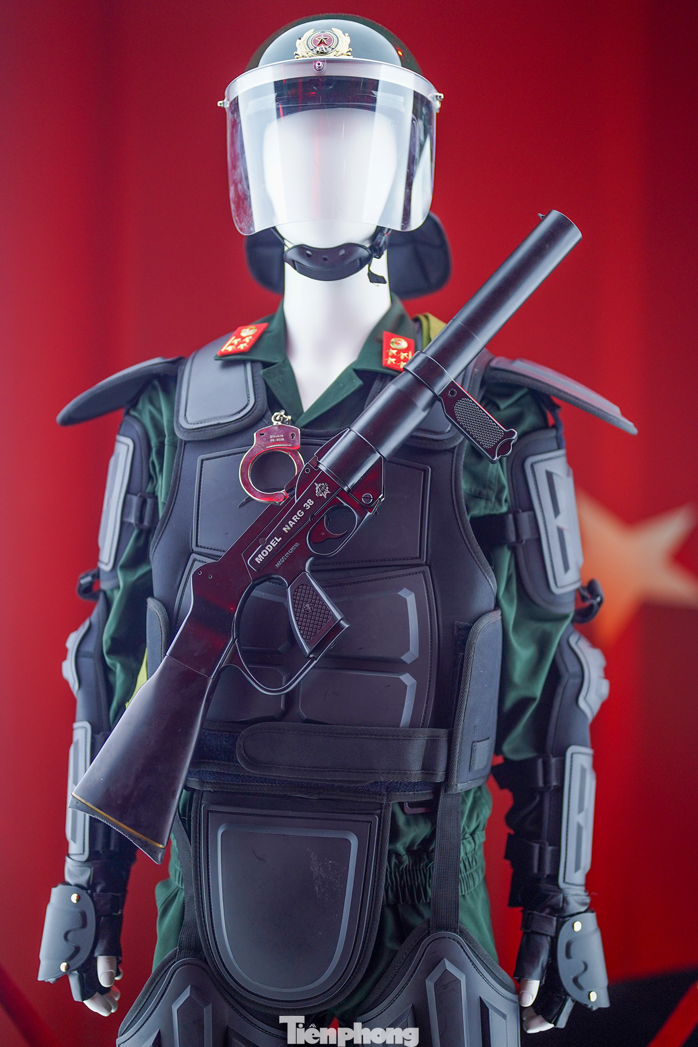 Trang bị của CSCĐ với mũ, giáp chống bạo động do Việt Nam sản xuất, bộ đàm (Malaysia), súng bắn đạn cay CBL38 (Trung Quốc)... Trang bị của CSCĐ với mũ, giáp chống bạo động do Việt Nam sản xuất, bộ đàm (Malaysia), súng bắn đạn cay CBL38 (Trung Quốc)...