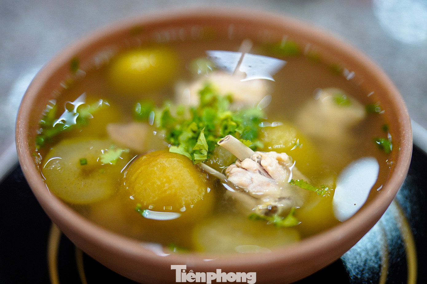 Đặc biệt, loại trái này được các đầu bếp chế biến nhiều món ăn dinh dưỡng. Trong ảnh là món canh sung nấu với gà, ăn có vị chua nhẹ, bùi bùi giống canh đu đủ non.