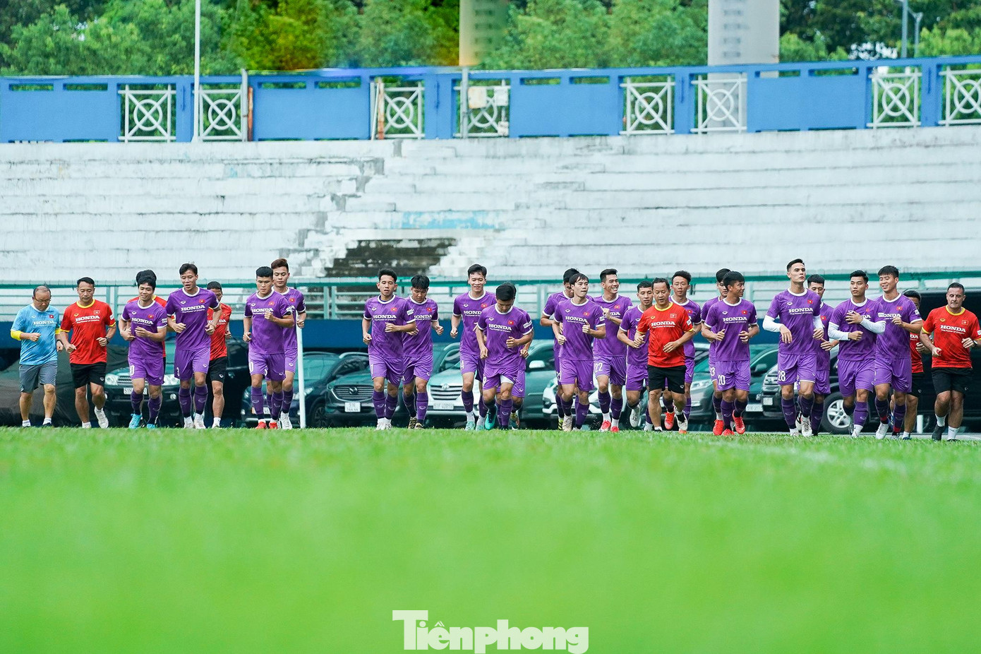 Trong lần hội quân này, HLV Park Hang Seo đã gọi khá nhiều gương mặt mới như Đình Khương, Châu Ngọc Quang... Cựu thủ quân ĐT Việt Nam, Hải "Quế" cho rằng: "Những cầu thủ tân binh của đội đang cố gắng hoà nhập nhanh và tốt với chiến thuật của đội. Đó đều là những cầu thủ đã khẳng định được mình ở V.League cũng như CLB. Tôi rất mừng khi họ được triệu tập. Dù sao thì đội tuyển nên có làn gió mới, có sự cạnh tranh. Tôi nghĩ tất cả cầu thủ cần cố gắng nhiều hơn nữa". Trong lần hội quân này, HLV Park Hang Seo đã gọi khá nhiều gương mặt mới như Đình Khương, Châu Ngọc Quang... Cựu thủ quân ĐT Việt Nam, Hải "Quế" cho rằng: "Những cầu thủ tân binh của đội đang cố gắng hoà nhập nhanh và tốt với chiến thuật của đội. Đó đều là những cầu thủ đã khẳng định được mình ở V.League cũng như CLB. Tôi rất mừng khi họ được triệu tập. Dù sao thì đội tuyển nên có làn gió mới, có sự cạnh tranh. Tôi nghĩ tất cả cầu thủ cần cố gắng nhiều hơn nữa".