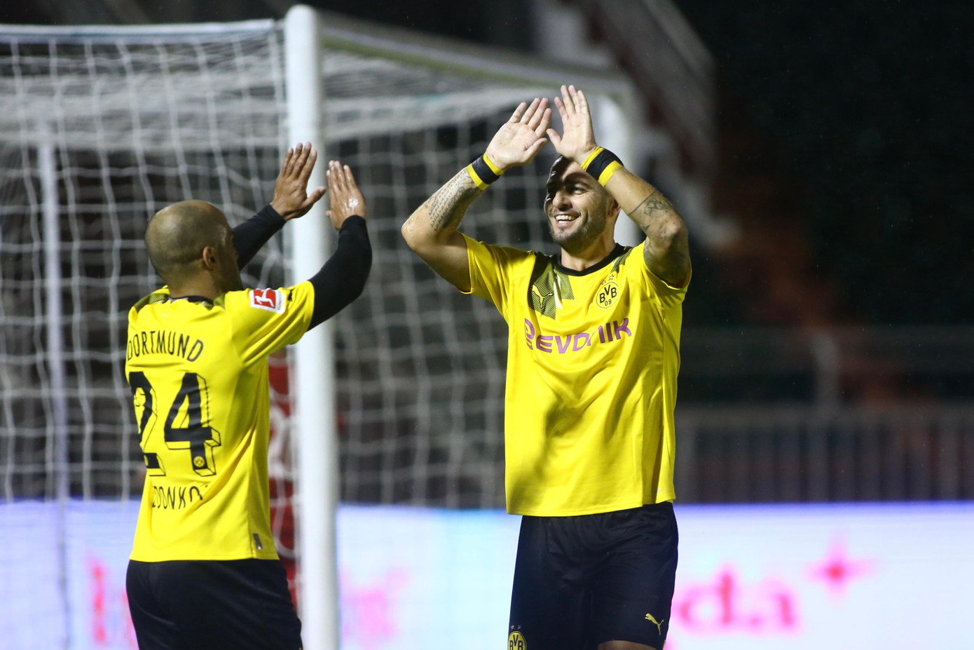 Odonkor ghi bàn nâng tỷ số lên 2-0 ở phút 12 sau khi nhận đường chọc khe khéo léo từ Jan Koller. Đến cuối hiệp 2, cựu tuyển thủ Đức dùng tốc độ để chuyền dọn cỗ cho Petric và Mohamed Zidan đệm bóng vào lưới trống. Các Huyền thoại Dortmund chơi áp đảo so với đội chủ nhà Việt Nam. Chỉ trong vòng 5 phút, từ phút 60 đến 64, Odonkor thoát xuống đối mặt thủ môn rồi chuyền cho Zidan dứt điểm ghi 2 bàn thắng giúp Dortmund dẫn trước 4-1. Ngay sau tình huống này, trọng tài cũng thổi còi kết thúc luôn trận đấu. Odonkor ghi bàn nâng tỷ số lên 2-0 ở phút 12 sau khi nhận đường chọc khe khéo léo từ Jan Koller. Đến cuối hiệp 2, cựu tuyển thủ Đức dùng tốc độ để chuyền dọn cỗ cho Petric và Mohamed Zidan đệm bóng vào lưới trống. Các Huyền thoại Dortmund chơi áp đảo so với đội chủ nhà Việt Nam. Chỉ trong vòng 5 phút, từ phút 60 đến 64, Odonkor thoát xuống đối mặt thủ môn rồi chuyền cho Zidan dứt điểm ghi 2 bàn thắng giúp Dortmund dẫn trước 4-1. Ngay sau tình huống này, trọng tài cũng thổi còi kết thúc luôn trận đấu.