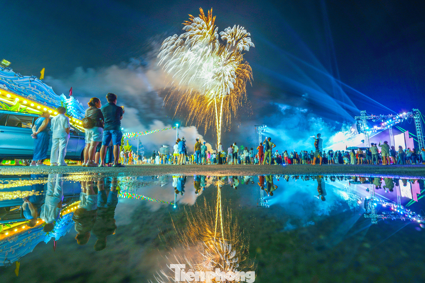 Trong khi đó, tại KDL Sơn Tiên (TP Biên Hoà, Đồng Nai) cũng có bắn pháo hoa cùng nhiều hoạt động nghệ thuật, phục vụ người dân nhu cầu vui chơi, giải trí.