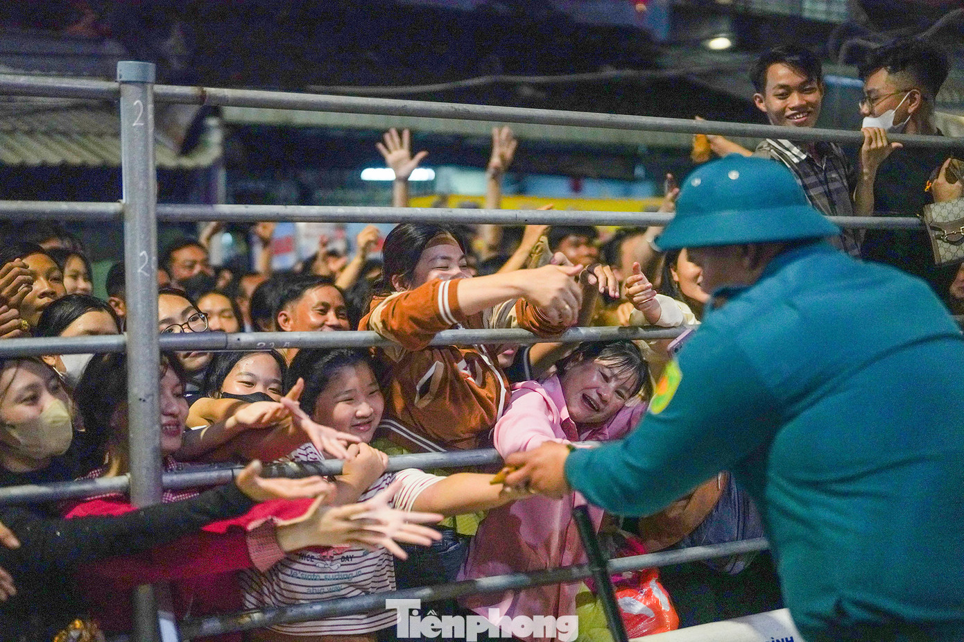 Những năm gần đây, việc phát lộc được tiến hành sớm hơn (thay vì sau 24 giờ như trước) để bảo đảm an ninh, trật tự.