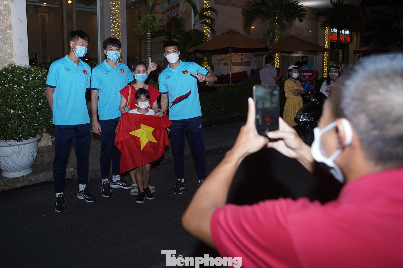 Gia đình chị Vũ Hồng Thơm từ huyện Hóc Môn đợi đội tuyển trước khách sạn từ lúc chiều.