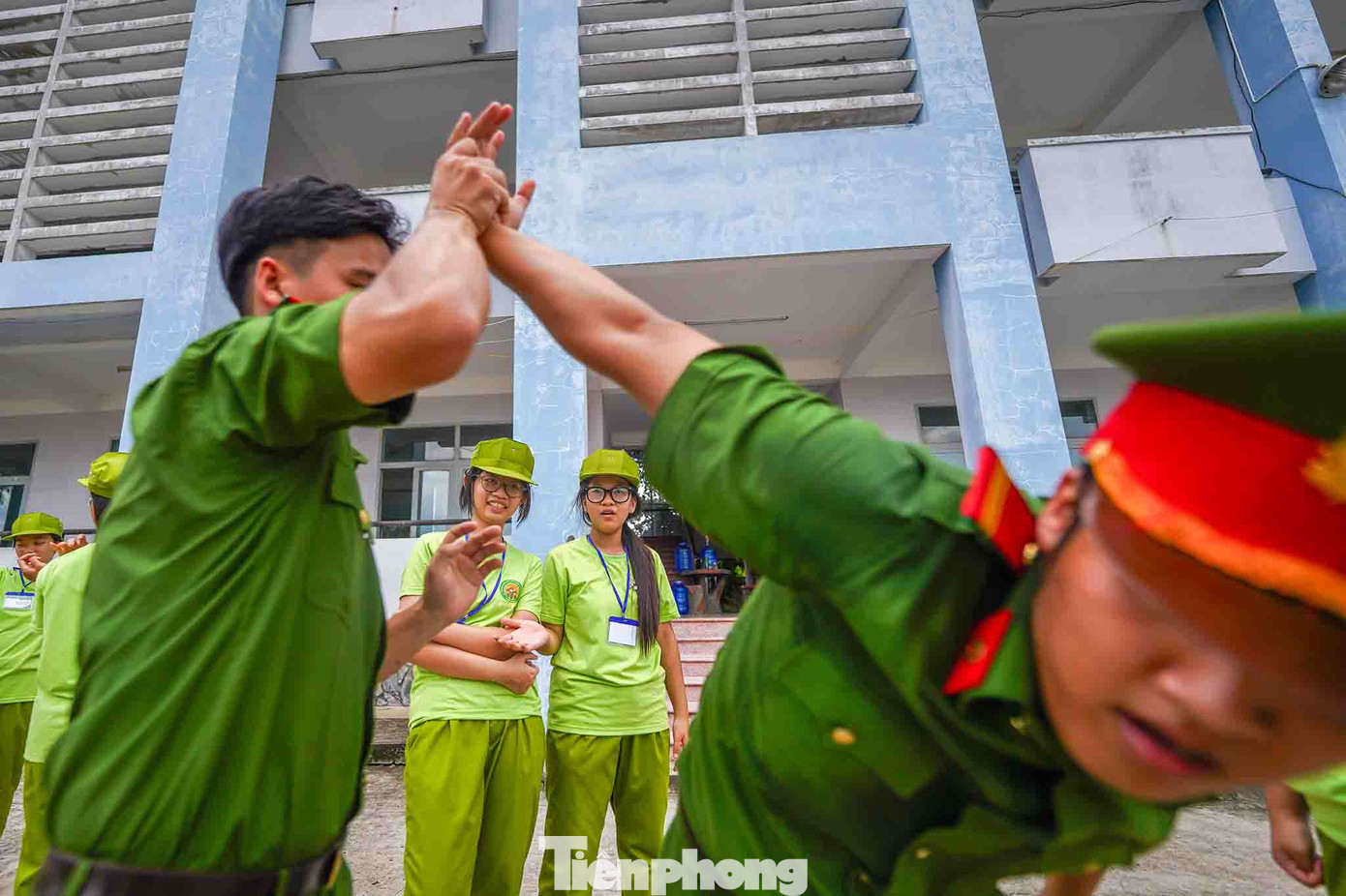 Các bé có 7 ngày trải nghiệm (từ ngày 25/6-1/7) tại Trung tâm huấn luyện và Bồi dưỡng nghiệp vụ Công an tỉnh Long An. Đối tượng tham gia là các thanh thiếu niên từ 10 tuổi đến 18 tuổi đang học tập tại các cơ sở giáo dục trong và ngoài tỉnh Long An, có sức khỏe tốt đảm bảo tham gia các hoạt động (không bị bệnh tim mạch, thần kinh), được sự đồng ý của phụ huynh và tự nguyện đăng ký tham gia.