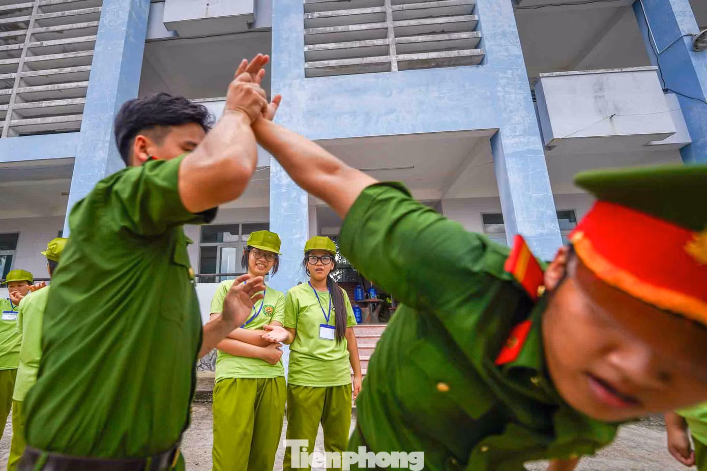 Các bé có 7 ngày trải nghiệm (từ ngày 25/6-1/7) tại Trung tâm huấn luyện và Bồi dưỡng nghiệp vụ Công an tỉnh Long An. Đối tượng tham gia là các thanh thiếu niên từ 10 tuổi đến 18 tuổi đang học tập tại các cơ sở giáo dục trong và ngoài tỉnh Long An, có sức khỏe tốt đảm bảo tham gia các hoạt động (không bị bệnh tim mạch, thần kinh), được sự đồng ý của phụ huynh và tự nguyện đăng ký tham gia.