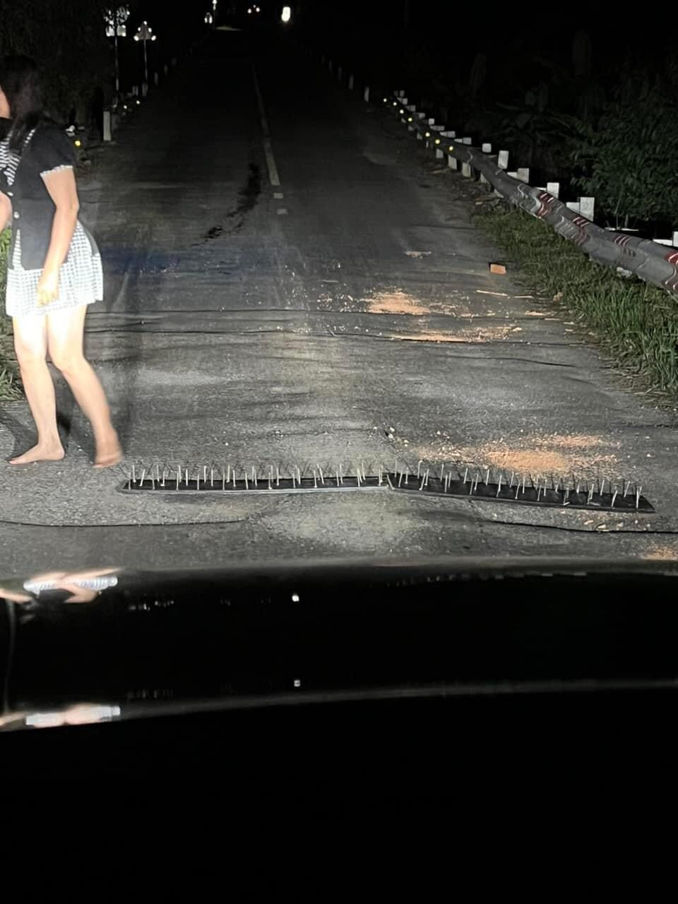 Chị N.T.N.T (42 tuổi, huyện Bến Lức, Long An) người đăng những ảnh các bàn chông đinh trên mạng xã hội cho biết, vào khoảng 19h30 cùng ngày, chị cùng một người em đi từ tỉnh Tây Ninh theo hướng Quốc lộ N2, rồi theo hướng tỉnh lộ 818 về TP Tân An. (Ảnh: Clip) Chị N.T.N.T (42 tuổi, huyện Bến Lức, Long An) người đăng những ảnh các bàn chông đinh trên mạng xã hội cho biết, vào khoảng 19h30 cùng ngày, chị cùng một người em đi từ tỉnh Tây Ninh theo hướng Quốc lộ N2, rồi theo hướng tỉnh lộ 818 về TP Tân An. (Ảnh: Clip)