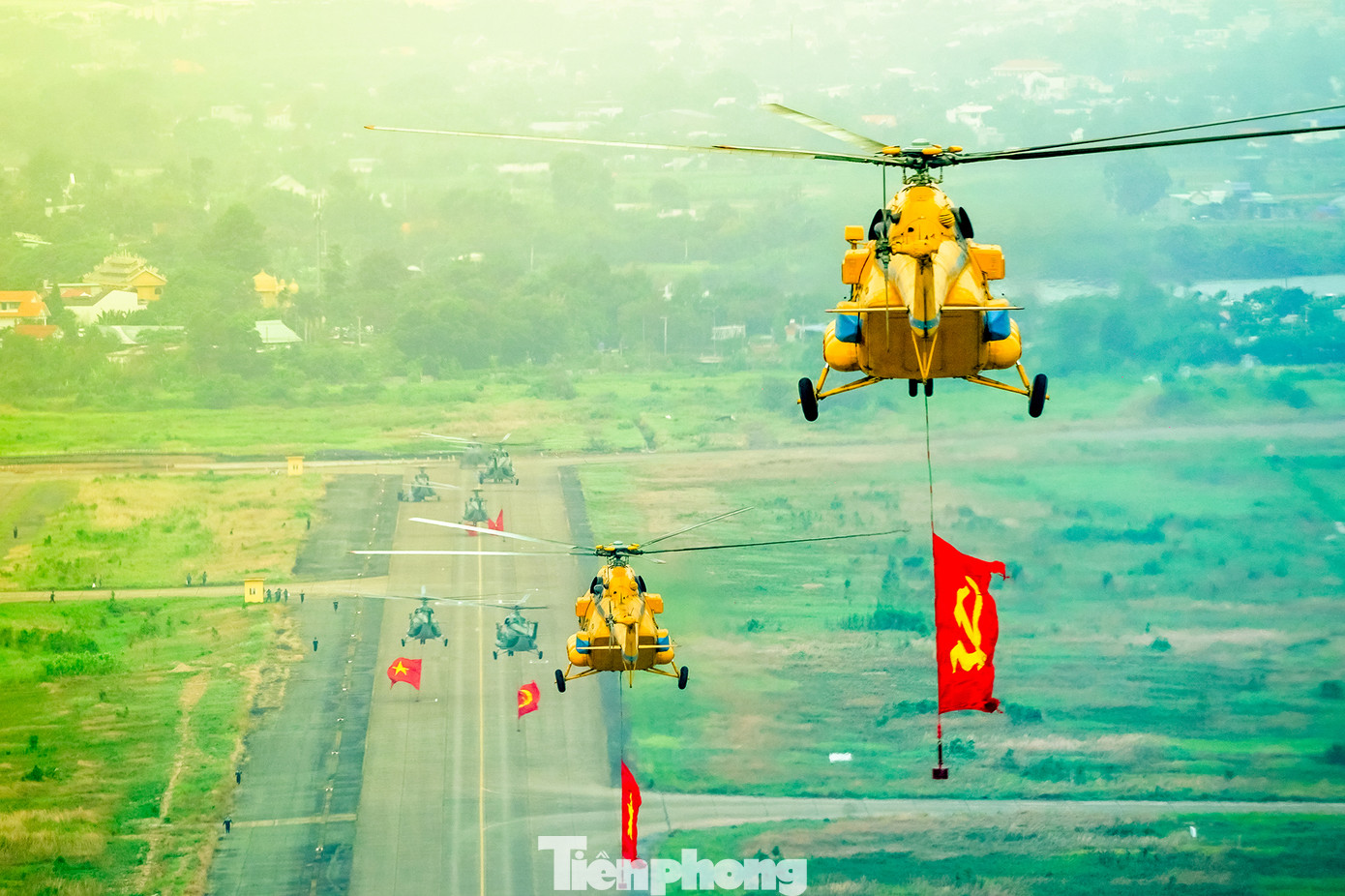 7h30 ngày 18/4, từ sân bay Biên Hoà, biên đội trực thăng diễn tập mang theo cờ Đảng và cờ Tổ quốc tiến thẳng về TPHCM.