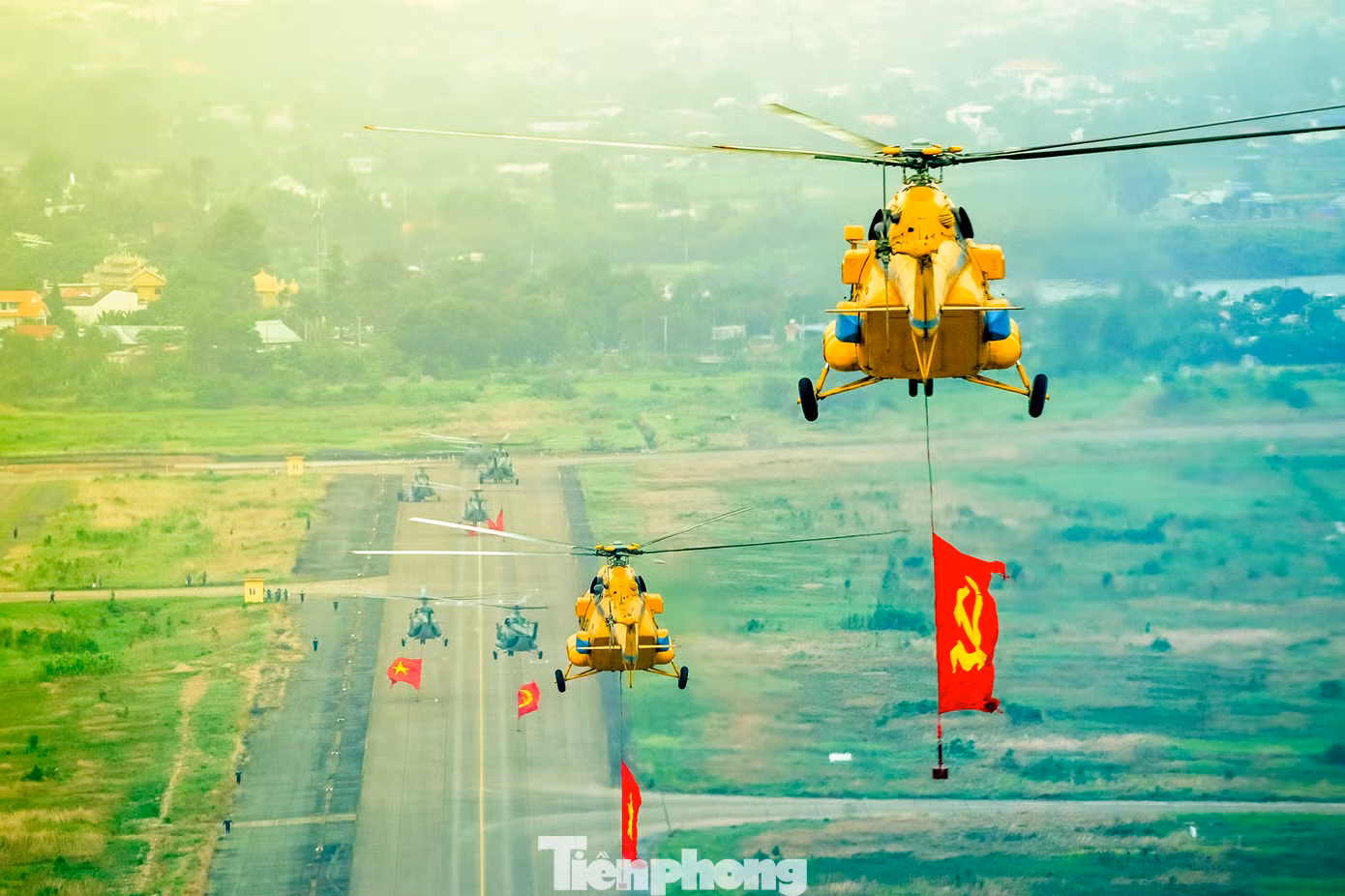 7h30 ngày 18/4, từ sân bay Biên Hoà, biên đội trực thăng diễn tập mang theo cờ Đảng và cờ Tổ quốc tiến thẳng về TPHCM.