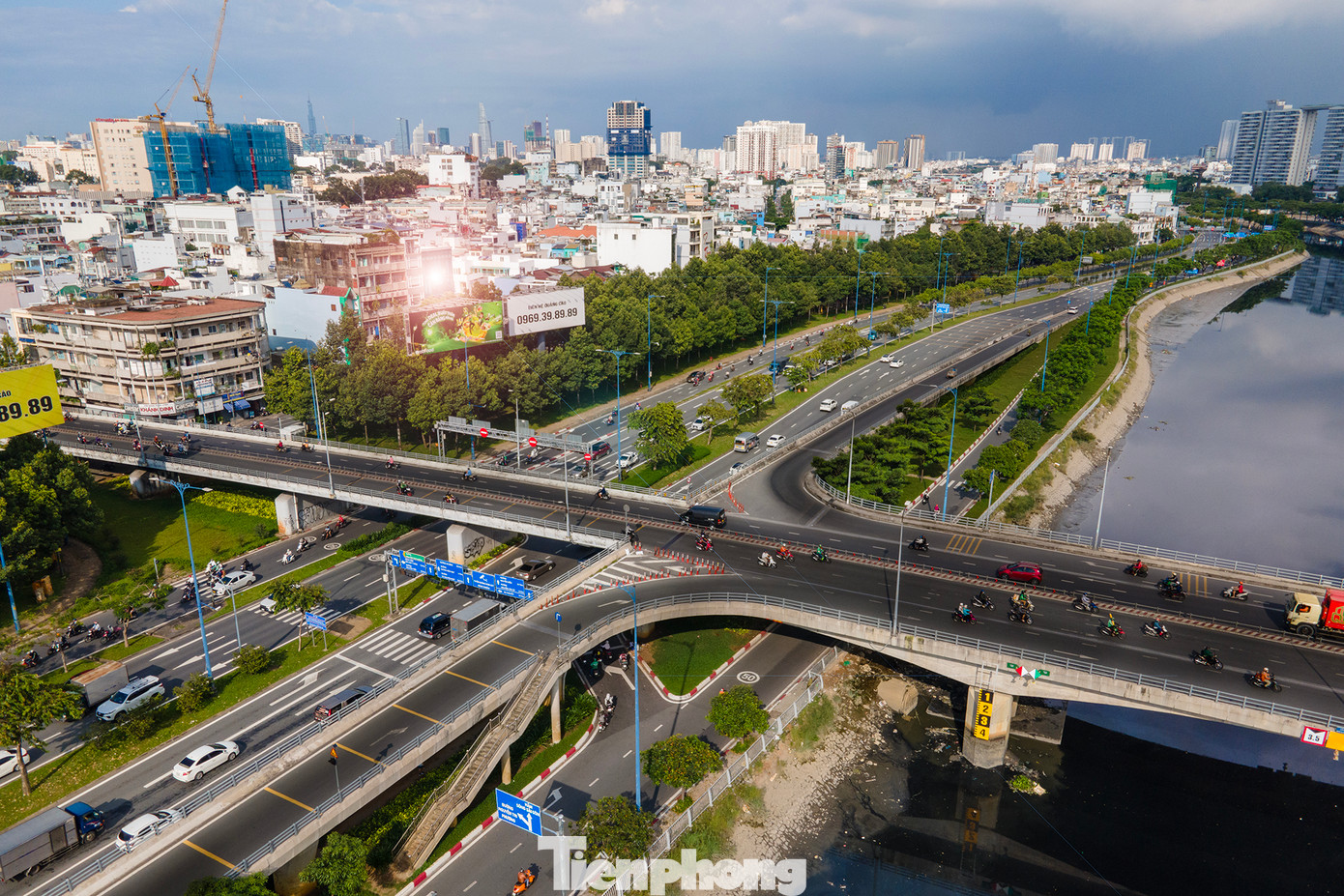 Riêng 4 nhánh cầu phụ để xe lên xuống Đại lộ Đông-Tây được hoàn thành vào tháng 3 năm 2009.