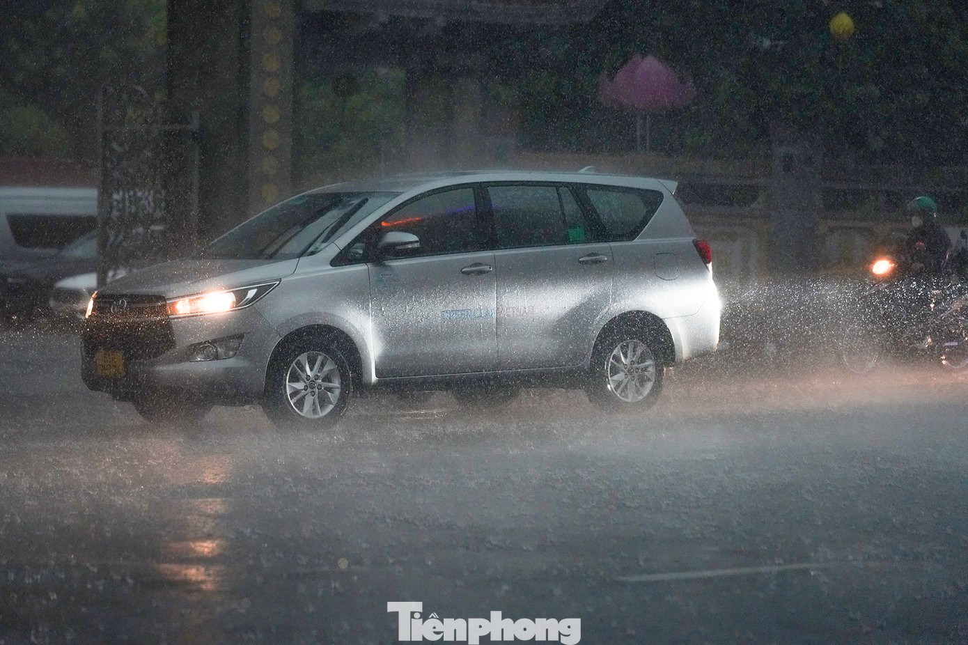 Đến hơn 17h, cơn mưa vẫn chưa ngớt hạt.