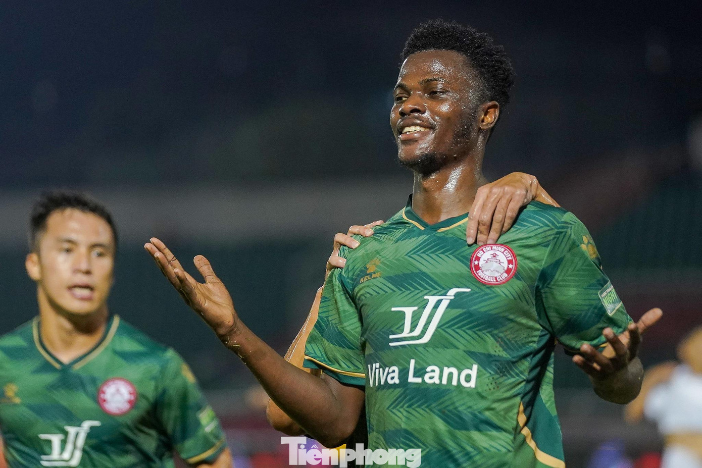 Đến phút 58, Daniel Green nâng tỷ số lên 2-1 bằng cú đệm bóng cận thành. CLB TP.HCM lần thứ 2 vươn lên dẫn trước nhưng một lần nữa, họ để đội khách gỡ hòa. Phan Văn Đức vẫn là người ghi bàn sau pha thoát bẫy việt vị thành công và hạ gục Bùi Tiến Dũng.