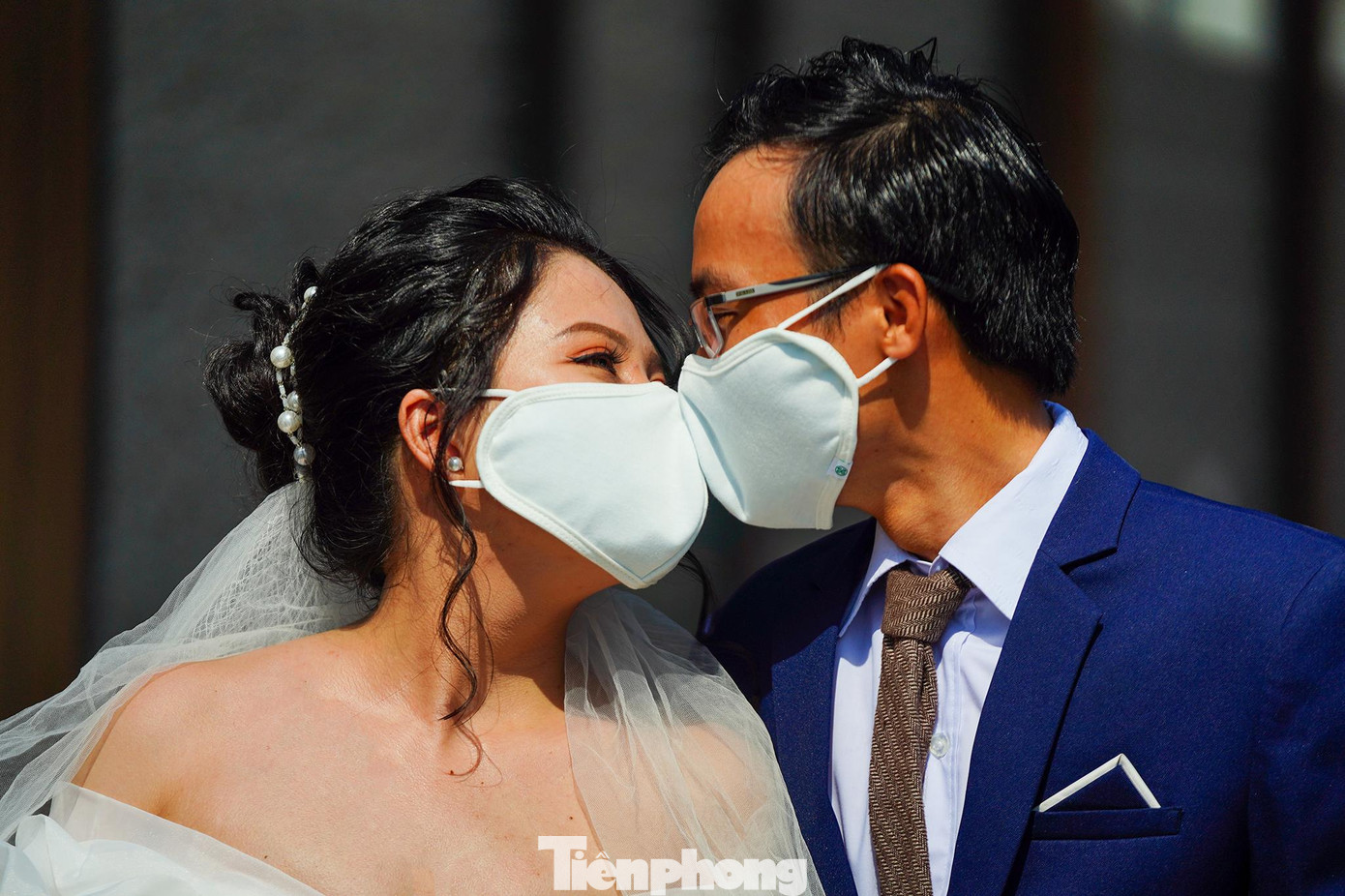 Hạnh phúc không chỉ là ngày chung đôi mà còn là được nhìn thấy nhau, nở một nụ cười vì an toàn vượt qua đại dịch, duy trì hơi thở để con tim hoà chung nhịp đập.