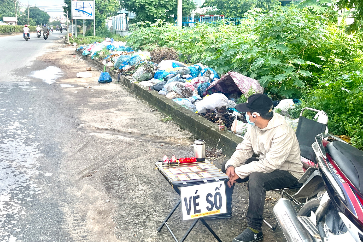 Ngày 23/9, PV Tiền Phong đã phản ánh tình trạng bãi rác tự phát hình thành do một số người đổ trộm, các chủ hàng chợ tự phát thải ra ngay tại chỗ. Đại diện lãnh đạo UBND quận Tân Phú và phường Bình Hưng Hoà cho rằng đã nhận được phản ánh từ người dân và sẽ cho đơn vị chức năng xử lý. Ngày 23/9, PV Tiền Phong đã phản ánh tình trạng bãi rác tự phát hình thành do một số người đổ trộm, các chủ hàng chợ tự phát thải ra ngay tại chỗ. Đại diện lãnh đạo UBND quận Tân Phú và phường Bình Hưng Hoà cho rằng đã nhận được phản ánh từ người dân và sẽ cho đơn vị chức năng xử lý.