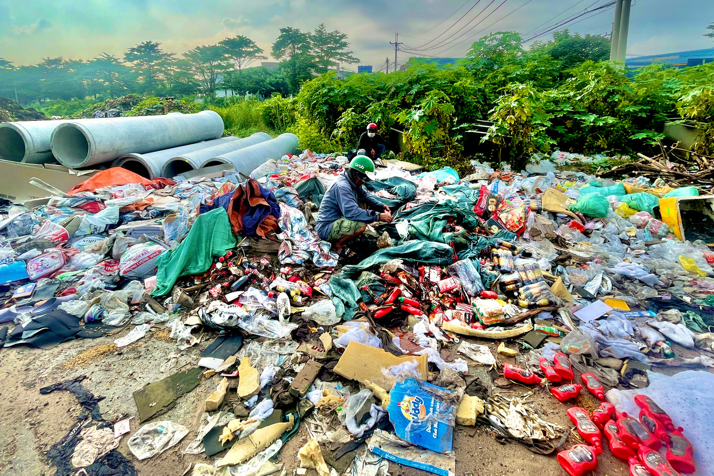 Một số người dân tranh thủ ra đây nhặt phế liệu. Một số người dân tranh thủ ra đây nhặt phế liệu.