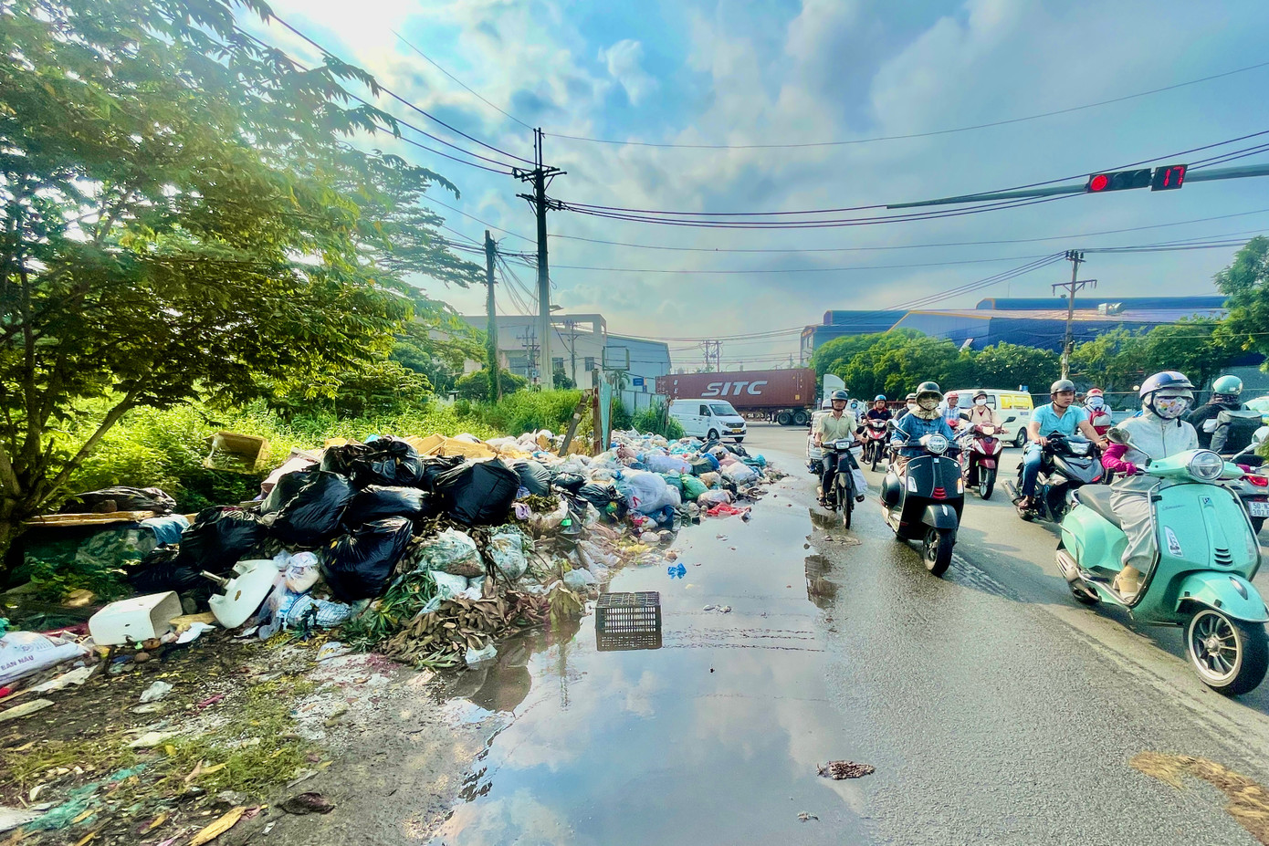 Ngày 23/9, PV Tiền Phong đã phản ánh tình trạng bãi rác tự phát hình thành do một số người đổ trộm, các chủ hàng chợ tự phát thải ra ngay tại chỗ. Đại diện lãnh đạo UBND quận Tân Phú và phường Bình Hưng Hoà cho rằng đã nhận được phản ánh từ người dân và sẽ cho đơn vị chức năng xử lý. Ngày 23/9, PV Tiền Phong đã phản ánh tình trạng bãi rác tự phát hình thành do một số người đổ trộm, các chủ hàng chợ tự phát thải ra ngay tại chỗ. Đại diện lãnh đạo UBND quận Tân Phú và phường Bình Hưng Hoà cho rằng đã nhận được phản ánh từ người dân và sẽ cho đơn vị chức năng xử lý.