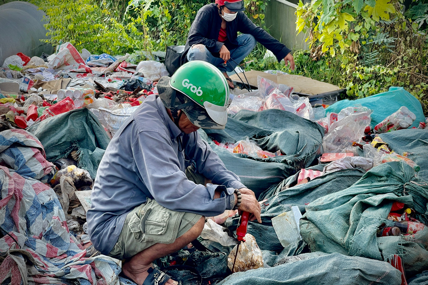 Một số người dân tranh thủ ra đây nhặt phế liệu. Một số người dân tranh thủ ra đây nhặt phế liệu.