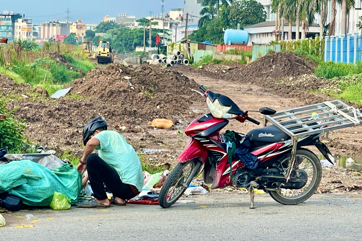 Hình ảnh ghi nhận một người đi đổ rác đang lục lại những món đồ còn dùng được. Theo người dân gần khu vực này cho biết, những người đổ rác trộm này đổ rác bất kể giờ giấc. Thậm chí có vài trường hợp nhận đổ rác thuê chở thẳng ra đây để vứt. Hình ảnh ghi nhận một người đi đổ rác đang lục lại những món đồ còn dùng được. Theo người dân gần khu vực này cho biết, những người đổ rác trộm này đổ rác bất kể giờ giấc. Thậm chí có vài trường hợp nhận đổ rác thuê chở thẳng ra đây để vứt.