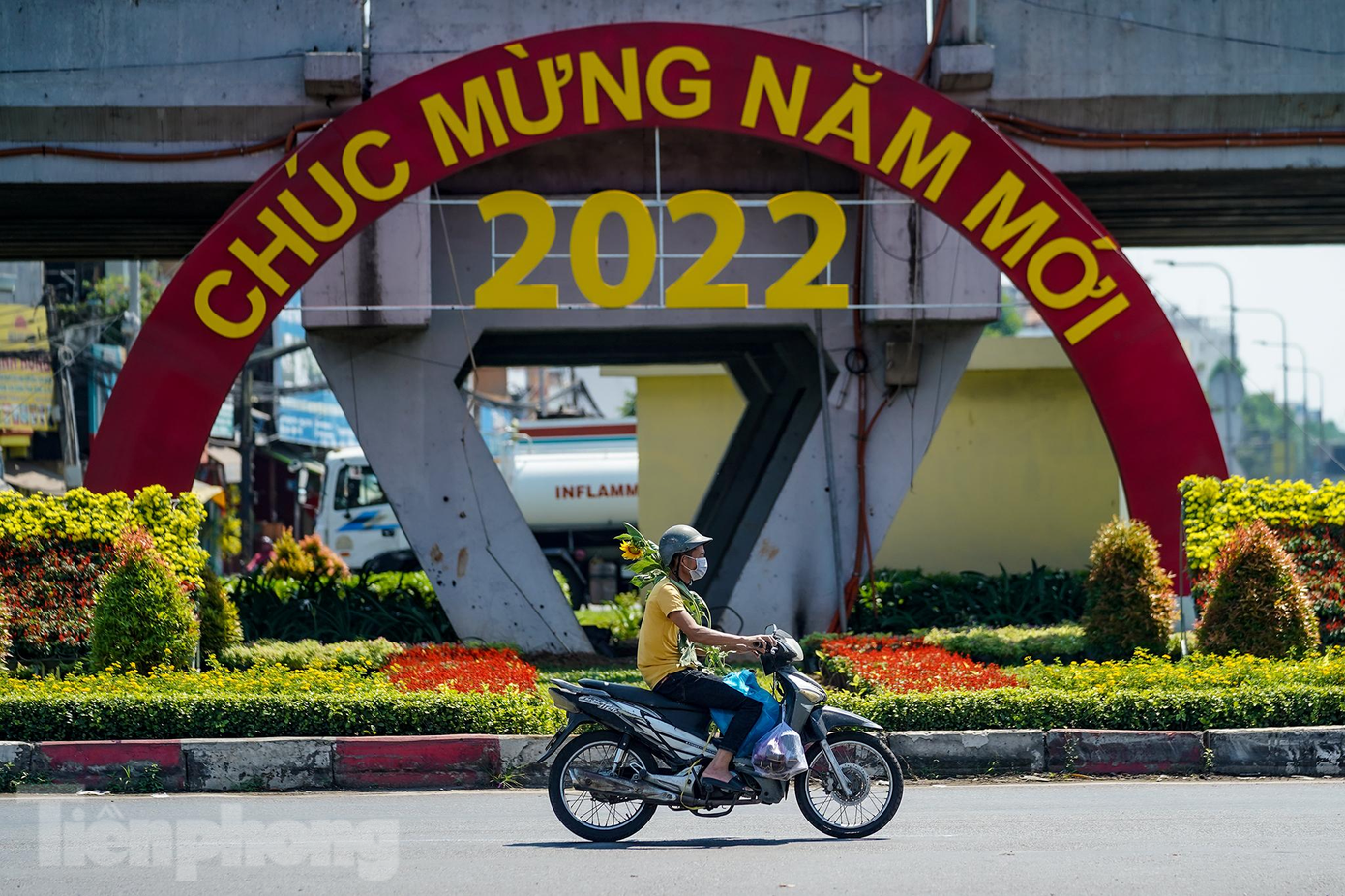 Ngã tư An Sương, một điểm nóng giao thông cũng ghi nhận dòng phương tiện thưa thớt trưa 29 Tết.