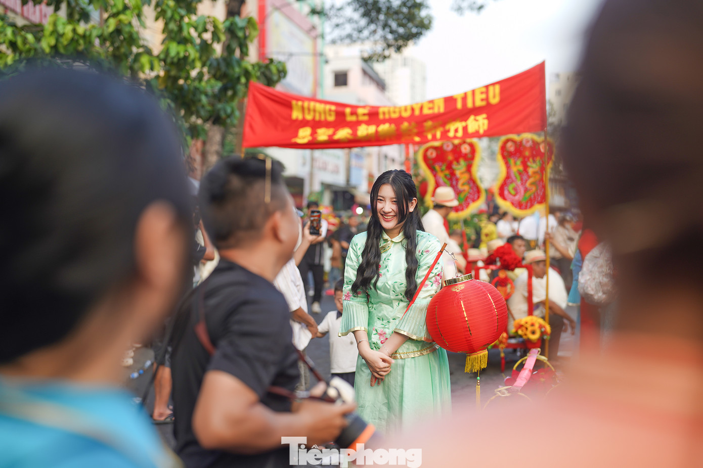 "Đây là năm thứ 6, tôi tham gia lễ hội. Cũng như mọi năm, tôi vào vai tiên nữ gánh hoa, lồng đèn", bạn Hàn Mẫn Nghi chia sẻ.