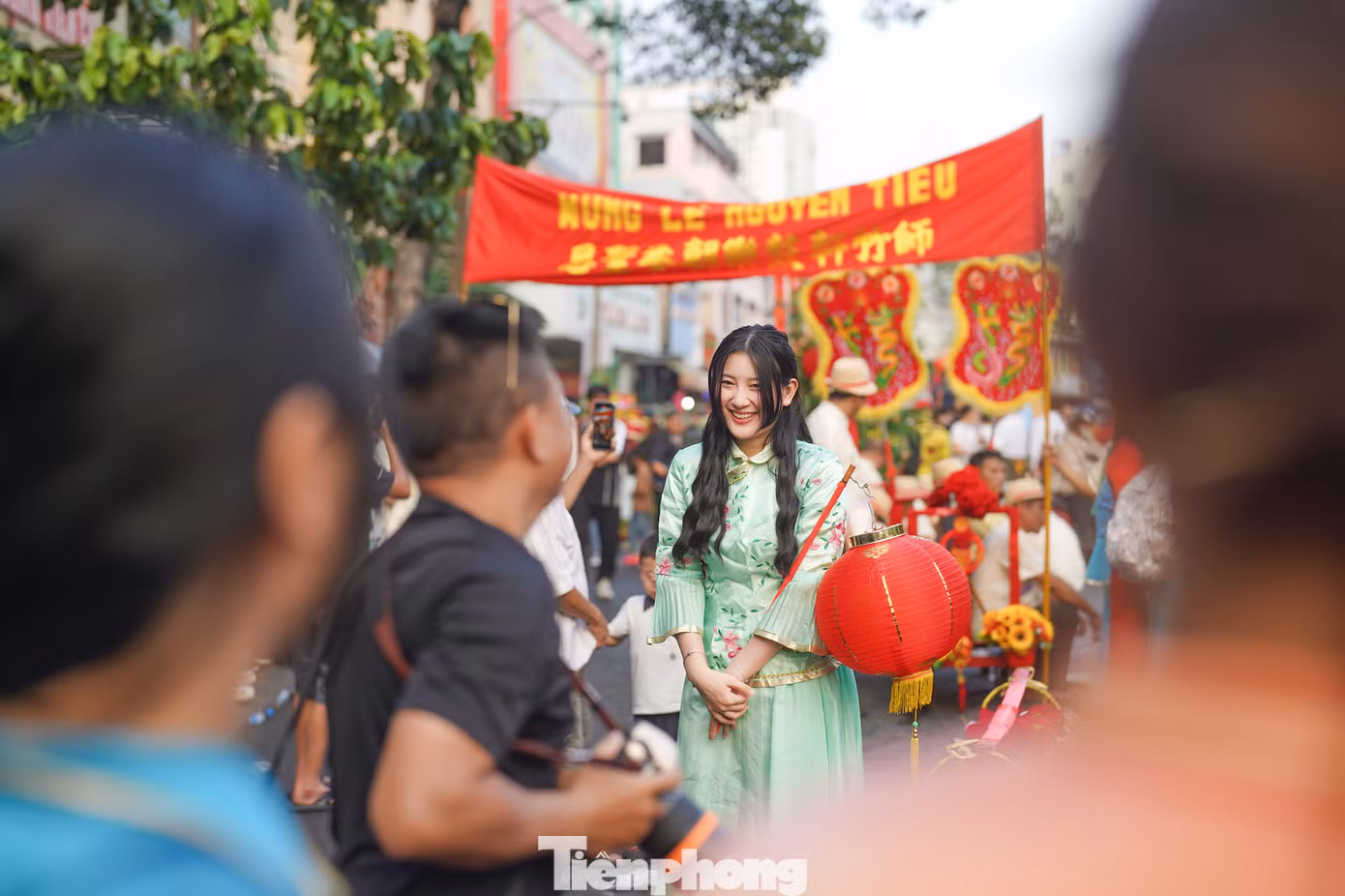 "Đây là năm thứ 6, tôi tham gia lễ hội. Cũng như mọi năm, tôi vào vai tiên nữ gánh hoa, lồng đèn", bạn Hàn Mẫn Nghi chia sẻ.