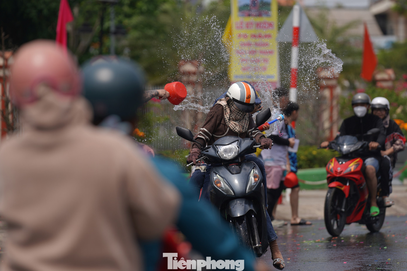 "Những ngày này dễ ướt mình lắm, mình phải chuẩn bị áo mưa mà chơi, mặc dù trời rất nóng" - một bạn trẻ nói.