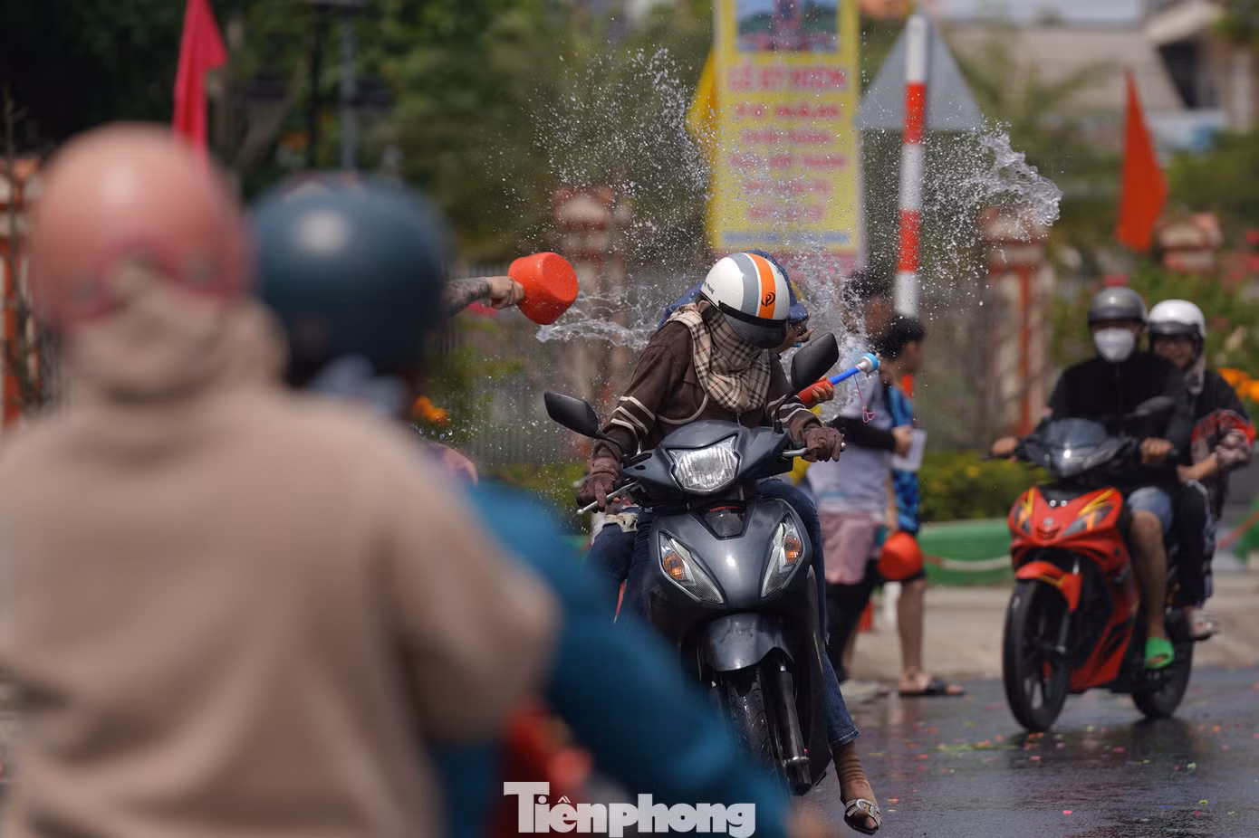 "Những ngày này dễ ướt mình lắm, mình phải chuẩn bị áo mưa mà chơi, mặc dù trời rất nóng" - một bạn trẻ nói.
