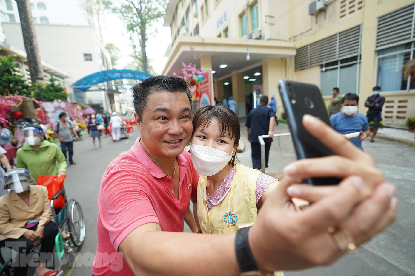 Diễn viên Lý Hùng liên tục được người hâm mộ xin chụp ảnh cùng khi xuất hiện ở đường hoa bệnh viện Chợ Rẫy.