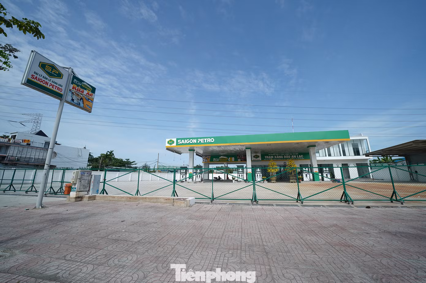 Cây xăng Tân Hiệp (số 688 Kinh Dương Vương, phường An Lạc, quận Bình Tân) kéo rào, đóng cửa không lý do. Hình ảnh ghi nhận lúc 10h sáng 25/1, tức mùng 4 Tết.